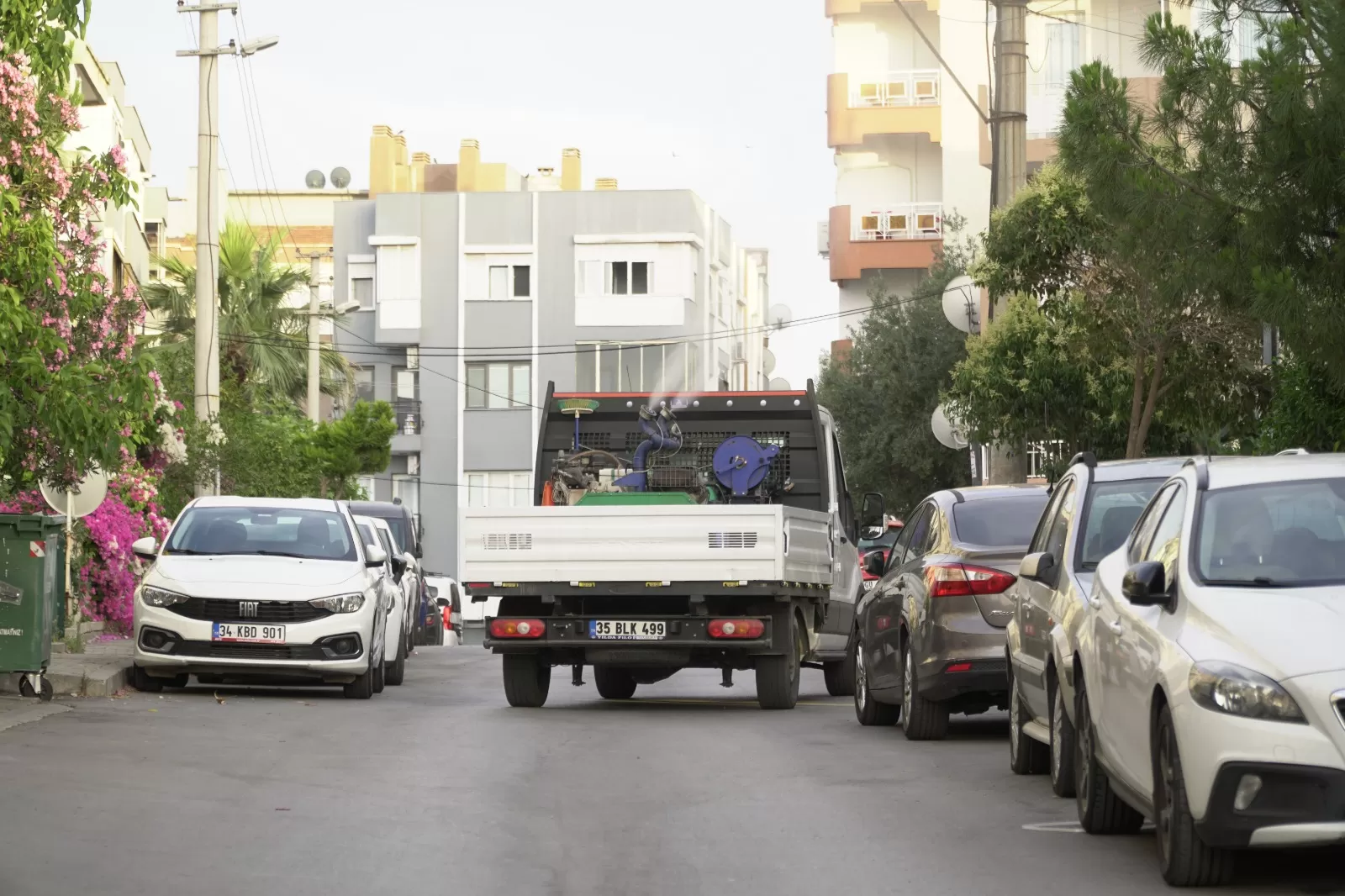 Karabağlar Belediyesi ve İzmir Büyükşehir Belediyesi ekipleri, ilçede 3 akşam boyunca yoğun bir ilaçlama çalışması gerçekleştirdi.