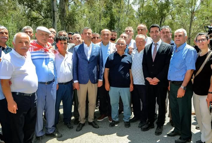 Bayraklı Kulalılar Derneği’nin 12’nci Geleneksel Keşkek Günü'nde CHP Genel Başkanı Özgür Özel, Bayraklı Belediye Başkanı İrfan Önal’ı övgüyle anarak destek verenlere teşekkür etti.