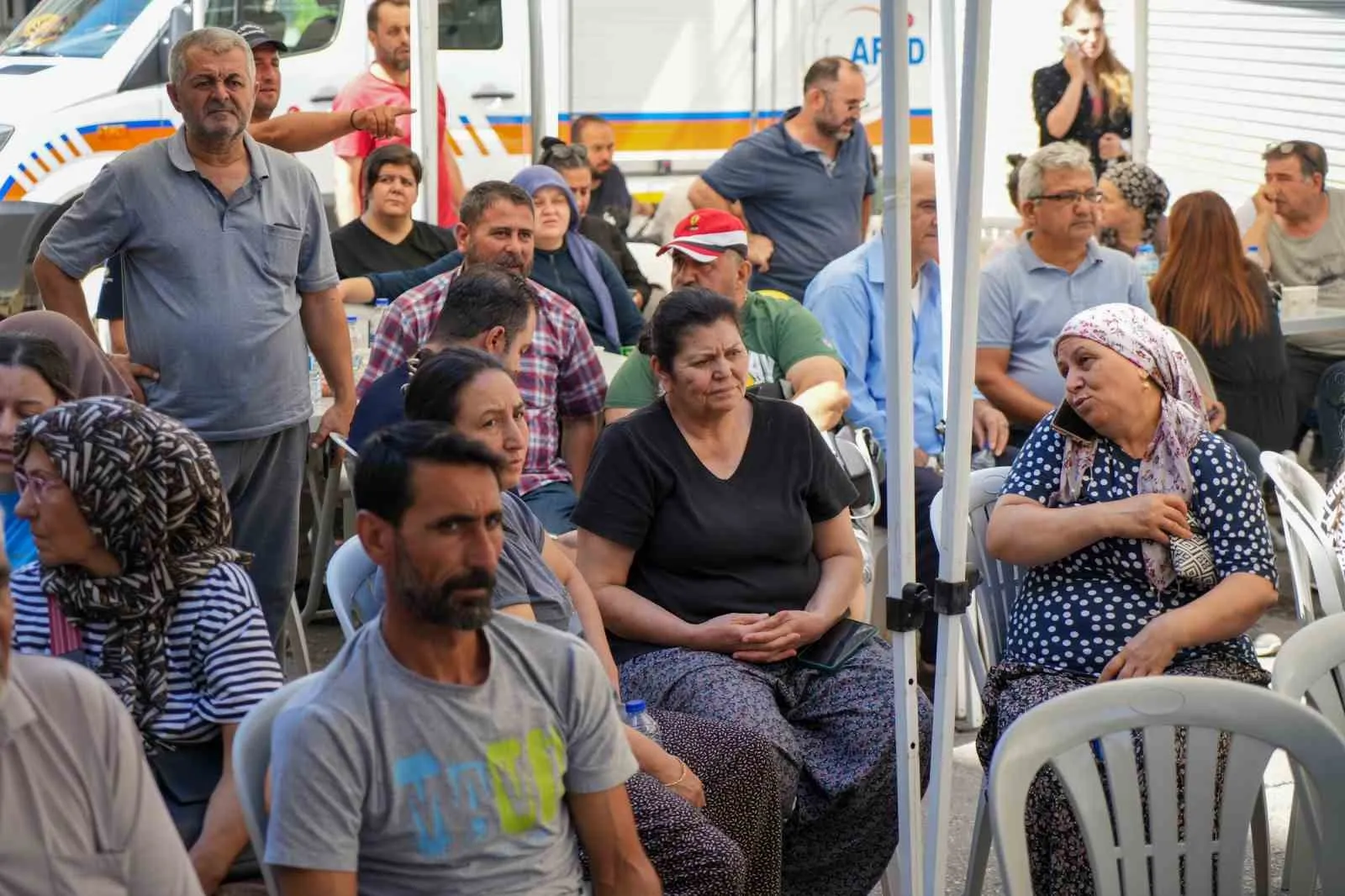 Patlamaya namaz kılarken yakalandı: "Bomba sandık, oğlumla yaralandık"