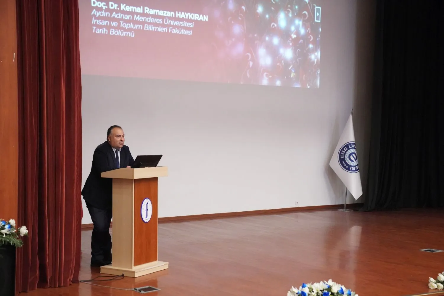 Ege Üniversitesi'nde 15 Temmuz Demokrasi ve Milli Birlik Günü etkinlikleri kapsamında "Demokrasi ve Milli Bilinç" paneli düzenlendi.