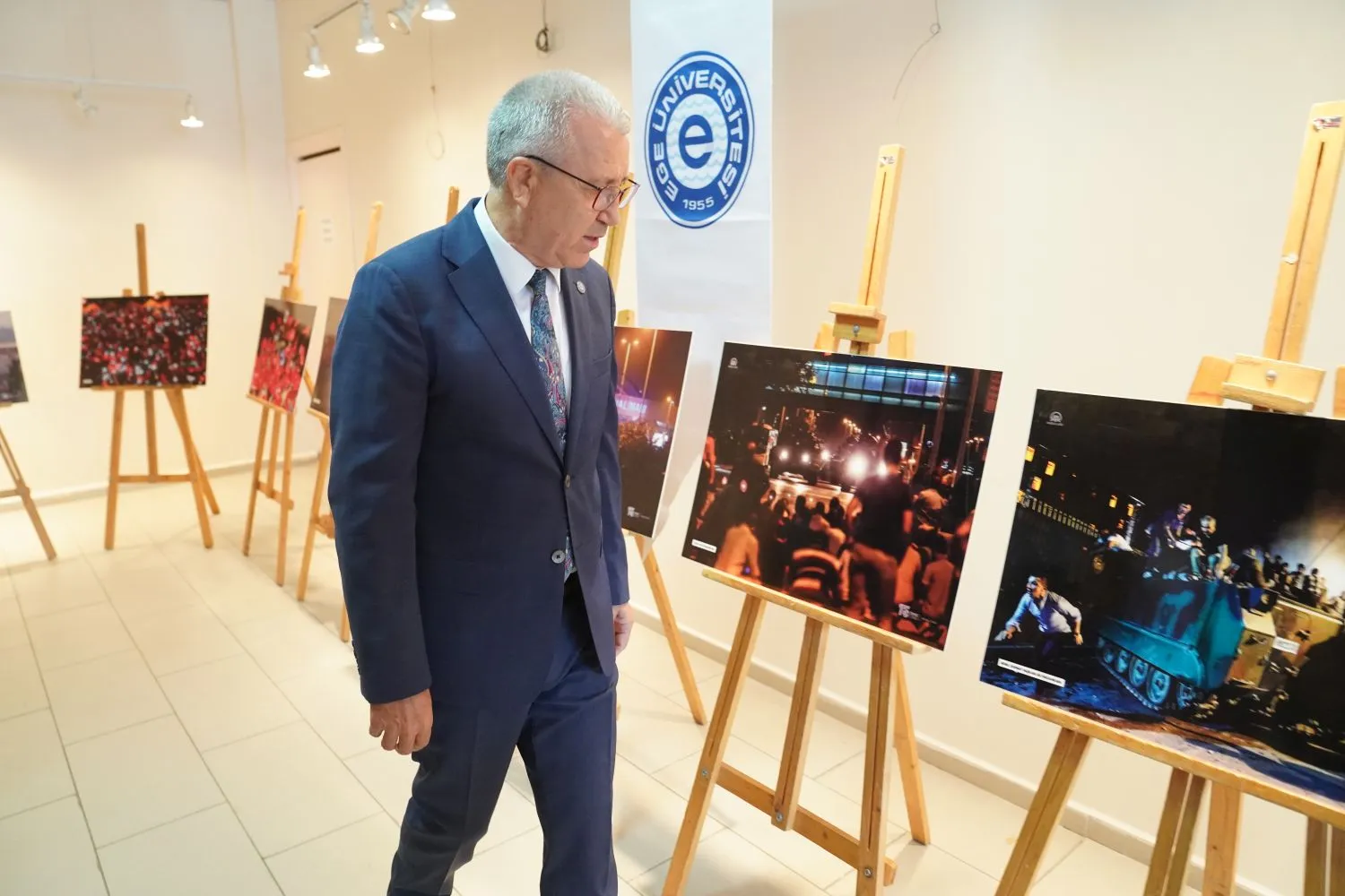 Ege Üniversitesi'nde 15 Temmuz Demokrasi ve Milli Birlik Günü etkinlikleri kapsamında "Demokrasi ve Milli Bilinç" paneli düzenlendi.