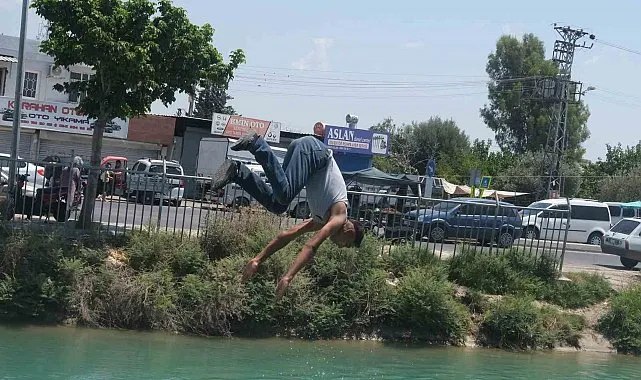 Adana’da hava sıcaklığı 44 dereceye ulaştı, çocuklar kanallara akın etti