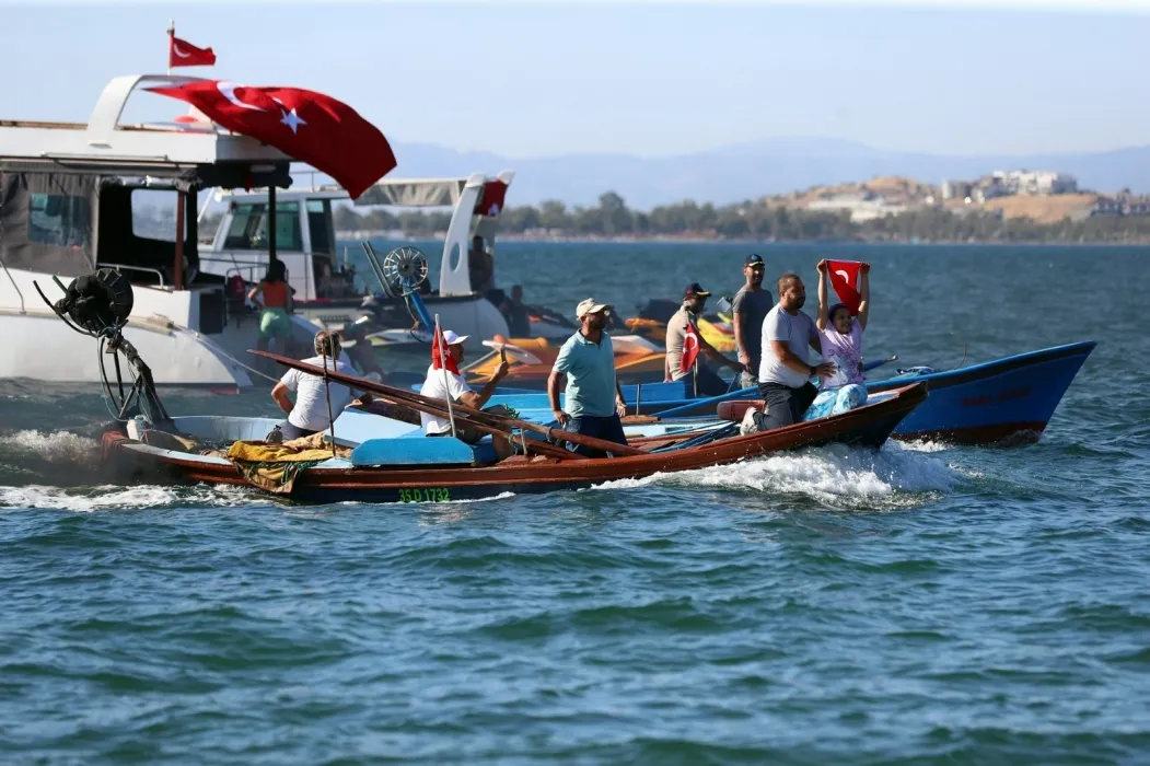 Aliağa, 1 Temmuz Denizcilik ve Kabotaj Bayramı'nı çeşitli etkinliklerle coşkuyla kutladı. Törende Atatürk Anıtına çelenk sunuldu, saygı duruşunda bulunuldu ve İstiklal Marşı okundu.