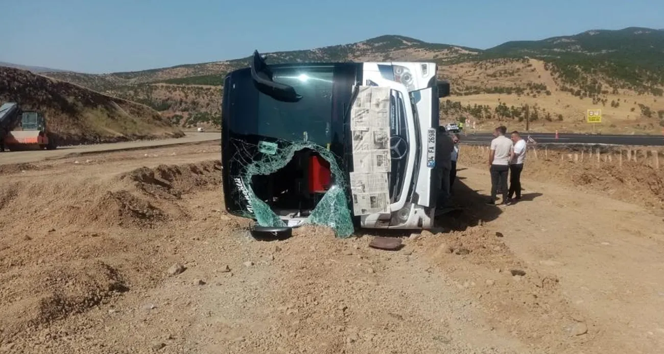 Bingöl’de yolcu otobüsü devrildi: 14 yaralı