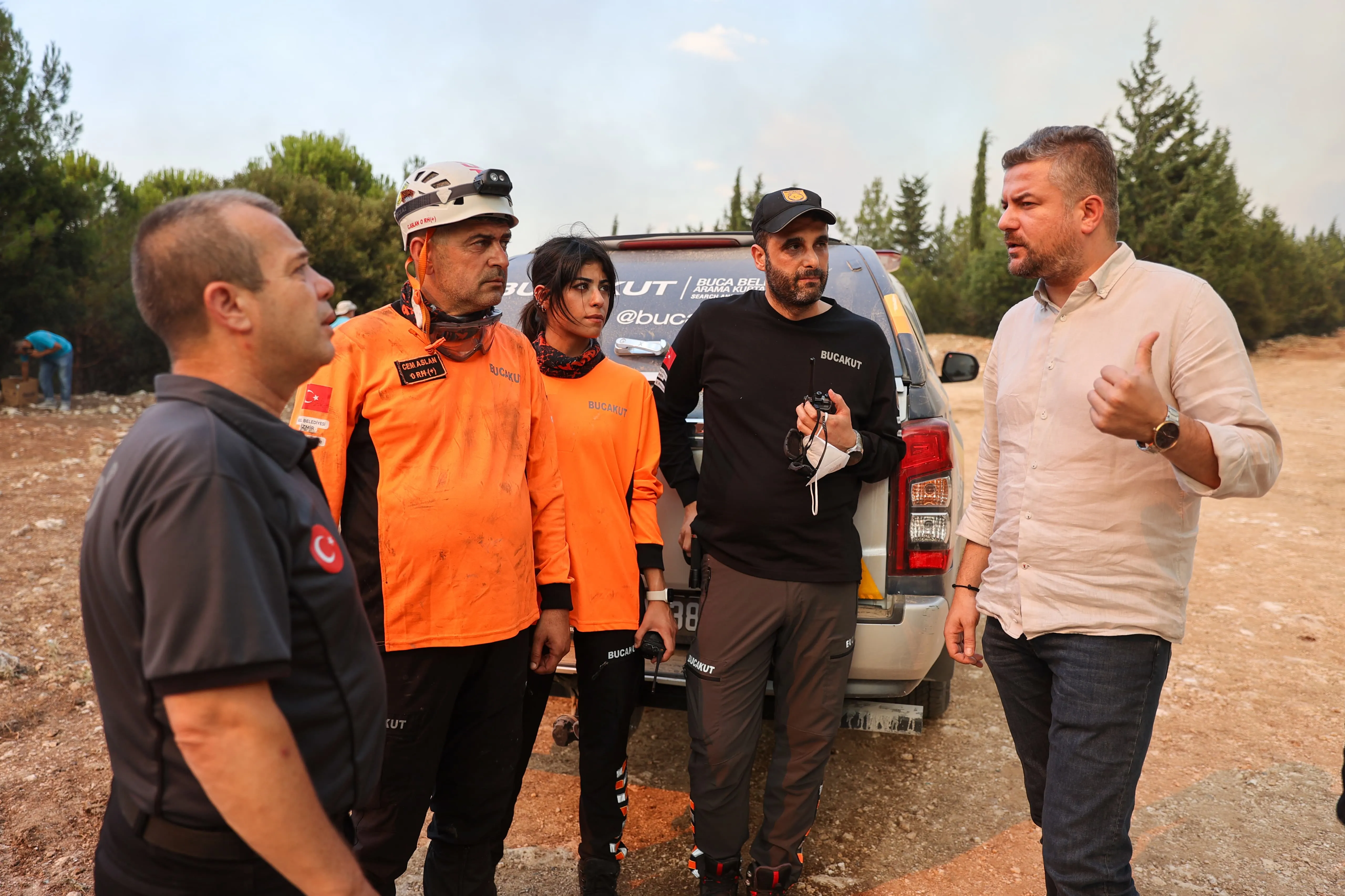 Buca Belediye Başkanı Görkem Duman, Sarnıç bölgesindeki orman yangınına karşı gerçekleştirilen olağanüstü mücadeleyi koordine etti.