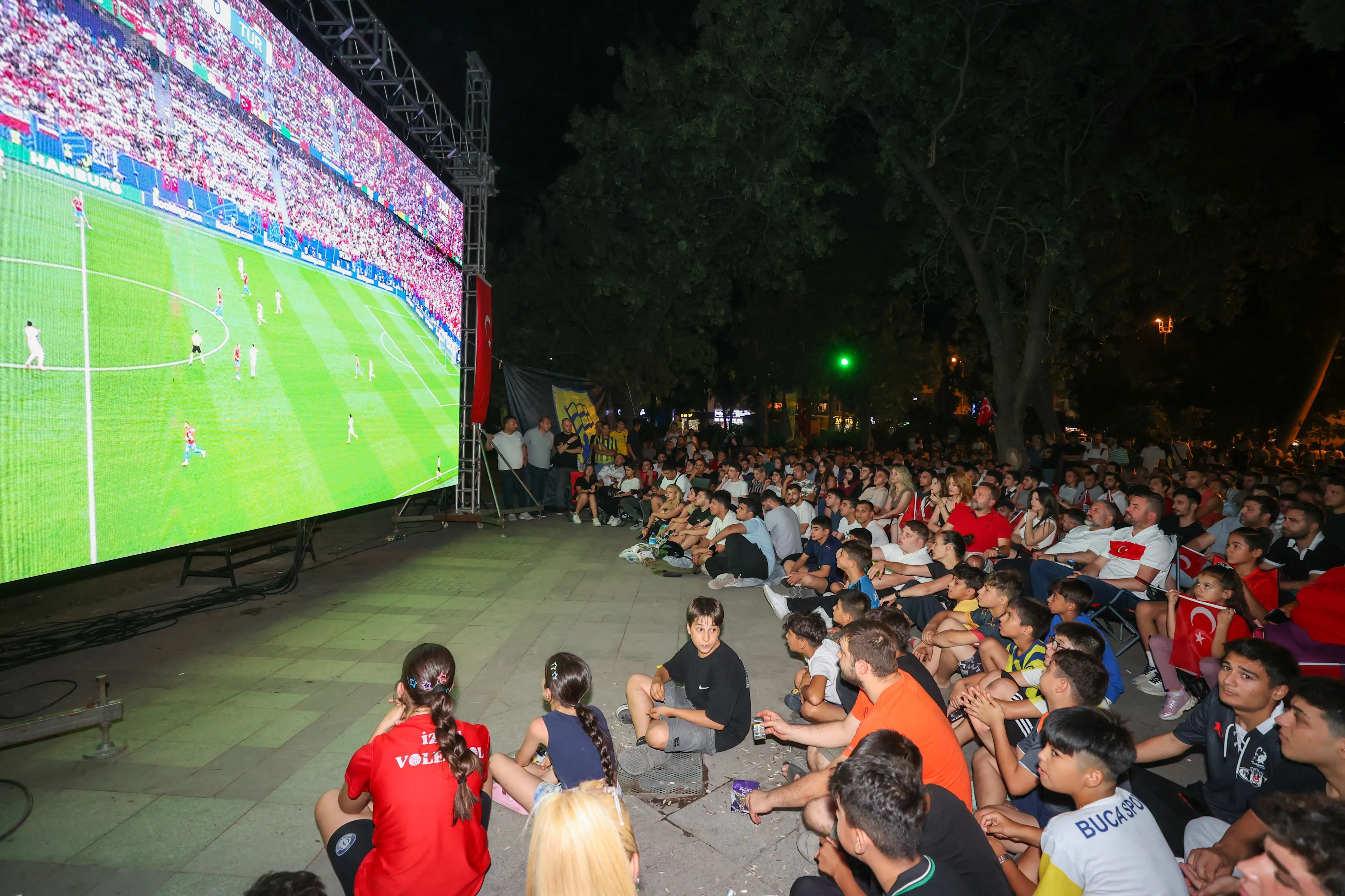 Buca Belediyesi, futbolseverleri yarın akşam saat 22.00'de Avusturya ile karşılaşacak olan A Milli Futbol Takımı'nı dev ekranda desteklemeye davet ediyor.