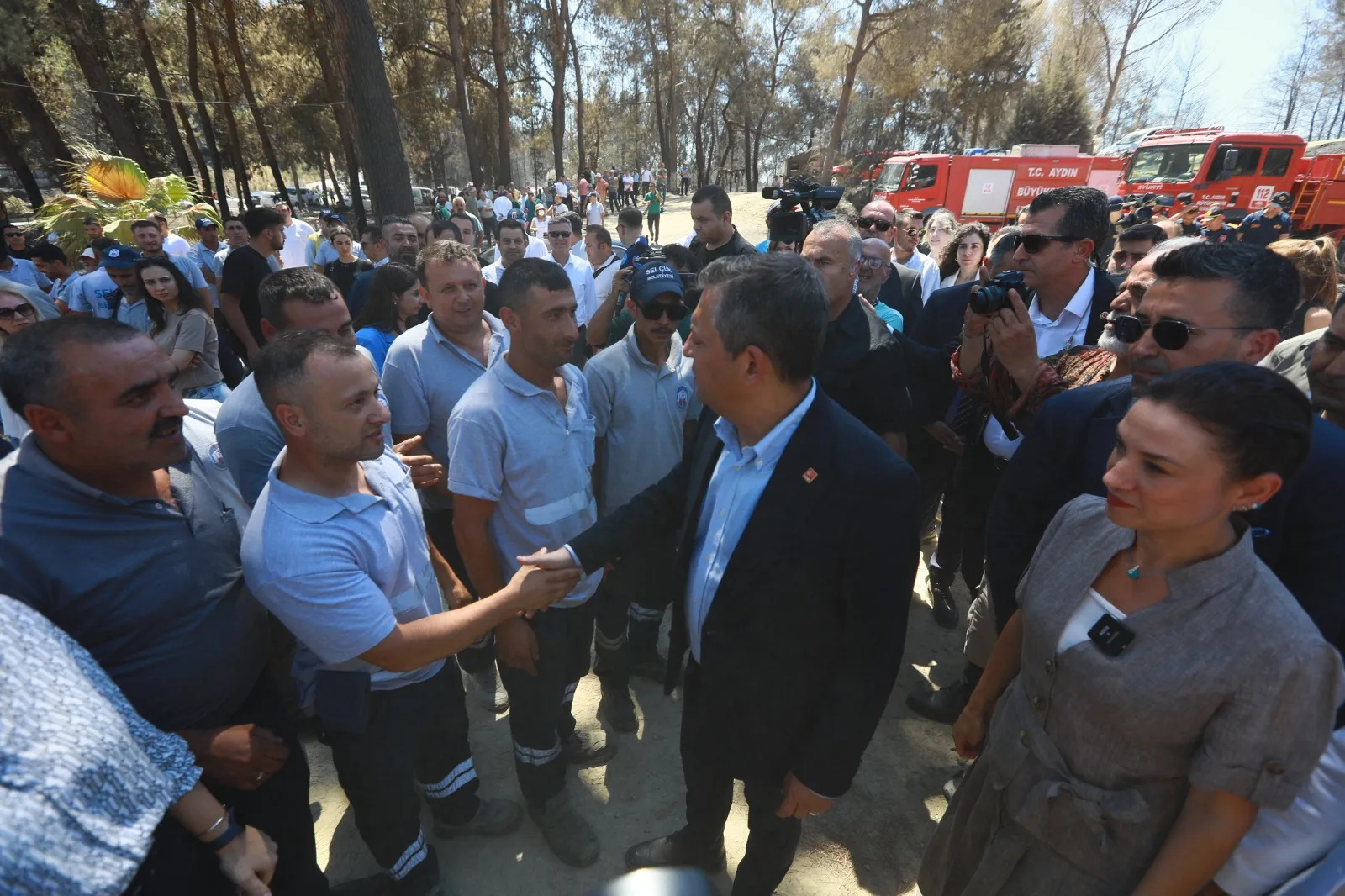 CHP Genel Başkanı Özgür Özel, Efes Selçuk’ta 350 hektarlık alanın tahrip olduğu orman yangını sonrası Arvalya Mevkii Pamucak Bölgesi'nde incelemelerde bulundu. 