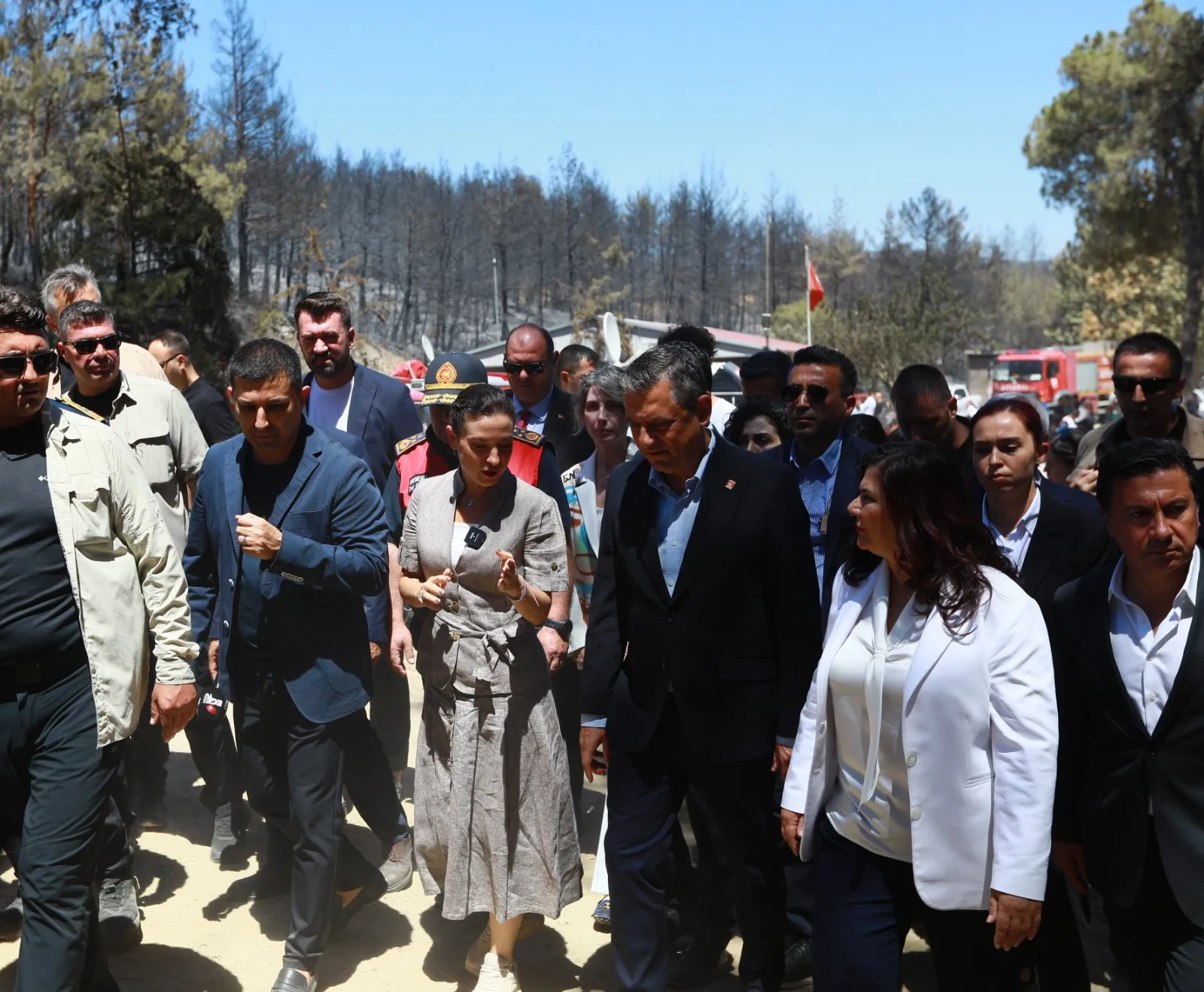 CHP Genel Başkanı Özgür Özel, Efes Selçuk’ta 350 hektarlık alanın tahrip olduğu orman yangını sonrası Arvalya Mevkii Pamucak Bölgesi'nde incelemelerde bulundu. 