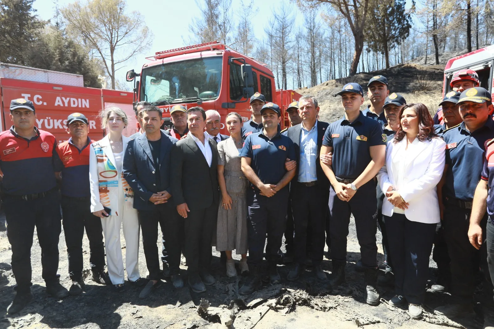 CHP Genel Başkanı Özgür Özel, Efes Selçuk’ta 350 hektarlık alanın tahrip olduğu orman yangını sonrası Arvalya Mevkii Pamucak Bölgesi'nde incelemelerde bulundu. 