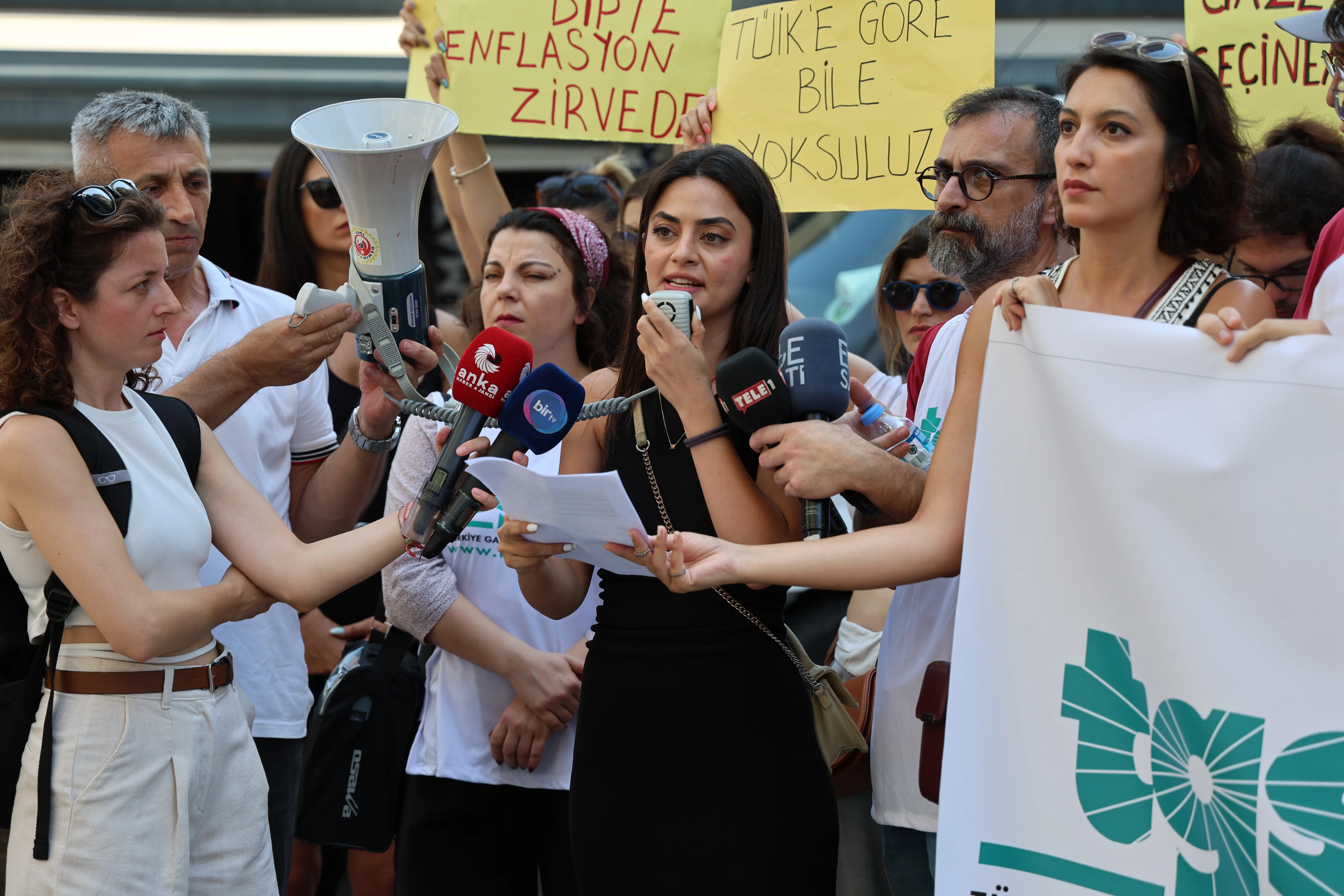 Türkiye'nin derinleşen ekonomik krizinde gazeteciler de yoksullukla mücadele ediyor. Maaşlar açlık sınırının altına gerilerken, TÜİK'in düşük enflasyon oranları gerçekliği yansıtmıyor.