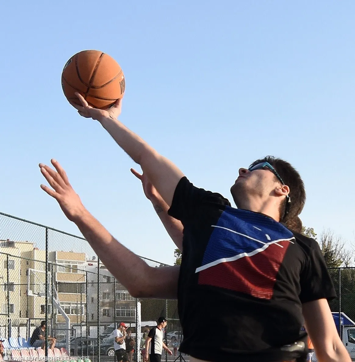 İzmir Büyükşehir Belediyesi tarafından "Sokağa Ayak, Potaya Smaç Basıyoruz" sloganıyla düzenlenen 3x3 Streetball İzmir Cup 2024'e katılmaya hazır mısınız?