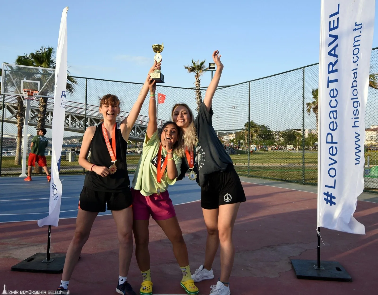 İzmir Büyükşehir Belediyesi tarafından "Sokağa Ayak, Potaya Smaç Basıyoruz" sloganıyla düzenlenen 3x3 Streetball İzmir Cup 2024'e katılmaya hazır mısınız?