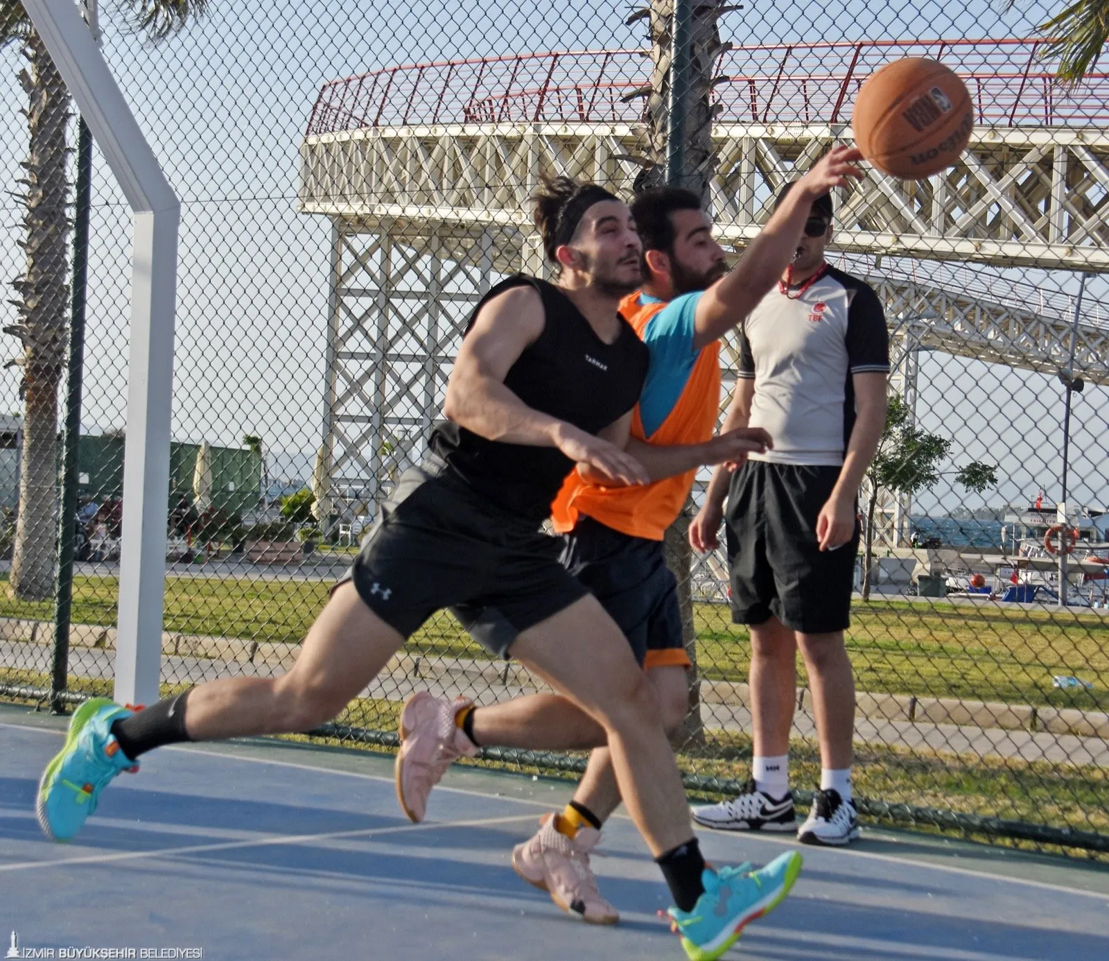 İzmir Büyükşehir Belediyesi tarafından "Sokağa Ayak, Potaya Smaç Basıyoruz" sloganıyla düzenlenen 3x3 Streetball İzmir Cup 2024'e katılmaya hazır mısınız?