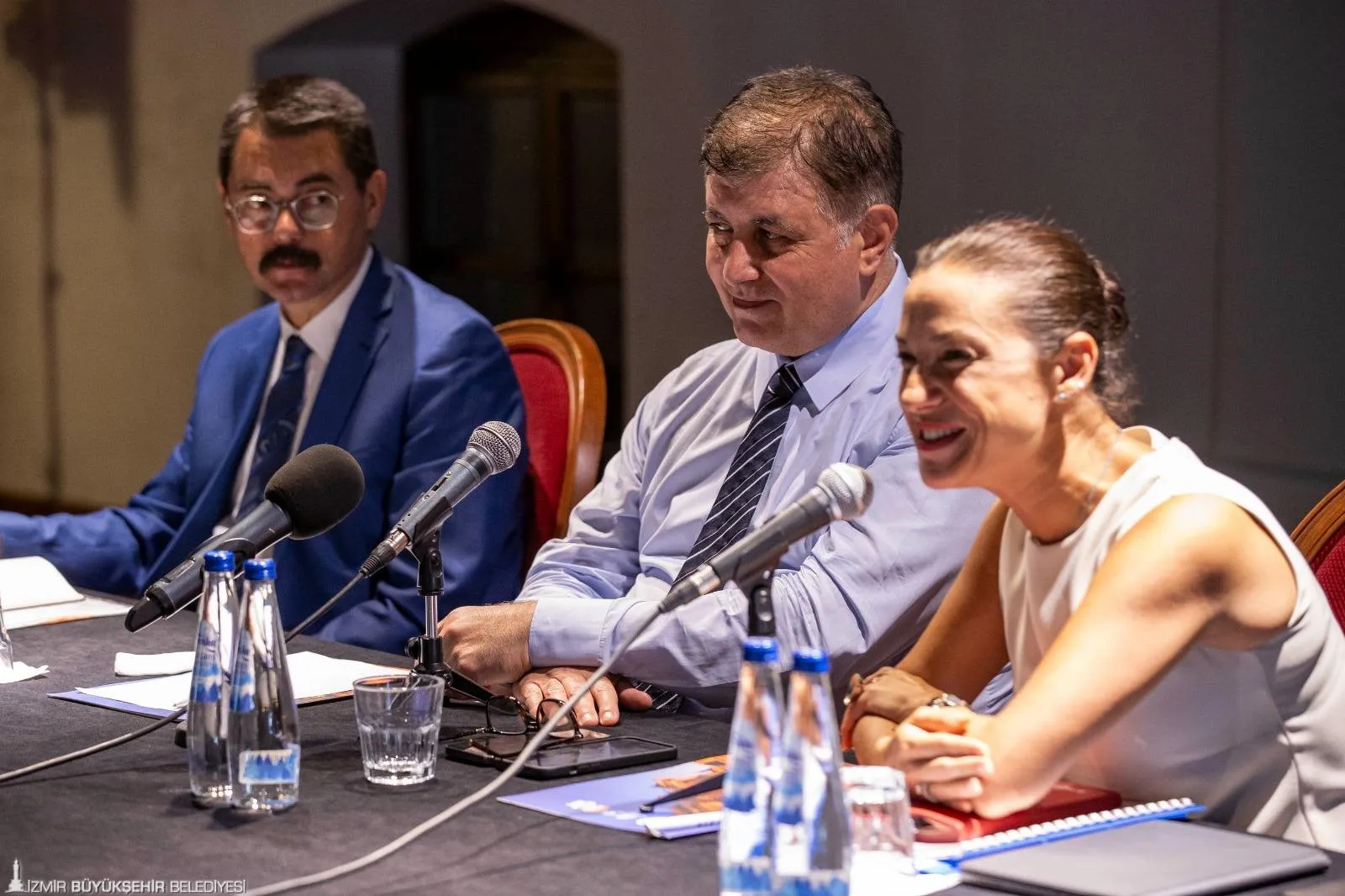 İzmir Büyükşehir Belediye Başkanı Dr. Cemil Tugay, Selçuk'ta düzenlediği koordinasyon toplantısında ilçenin sorunlarına çözüm bulmak için önemli adımlar attı.