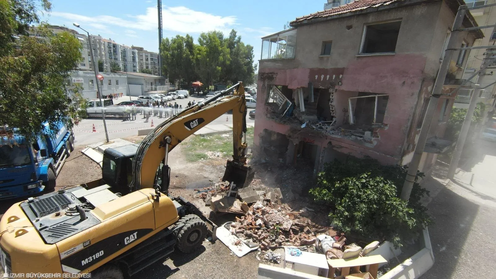 İzmir Büyükşehir Belediyesi, Karşıyaka Şemikler ve Demirköprü mahallelerinde imar planlarında yol gövdesinde kalan ve trafik akışını zorlaştıran binaların yıkımına başladı. 