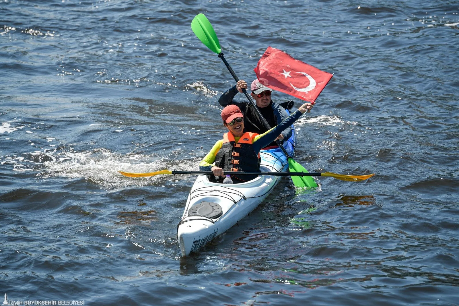 İzmir, 1 Temmuz Denizcilik ve Kabotaj Bayramı’nı görkemli etkinliklerle kutladı. Cumhuriyet Meydanı’nda başlayan törenler, İzmir Körfezi’nde devam etti.