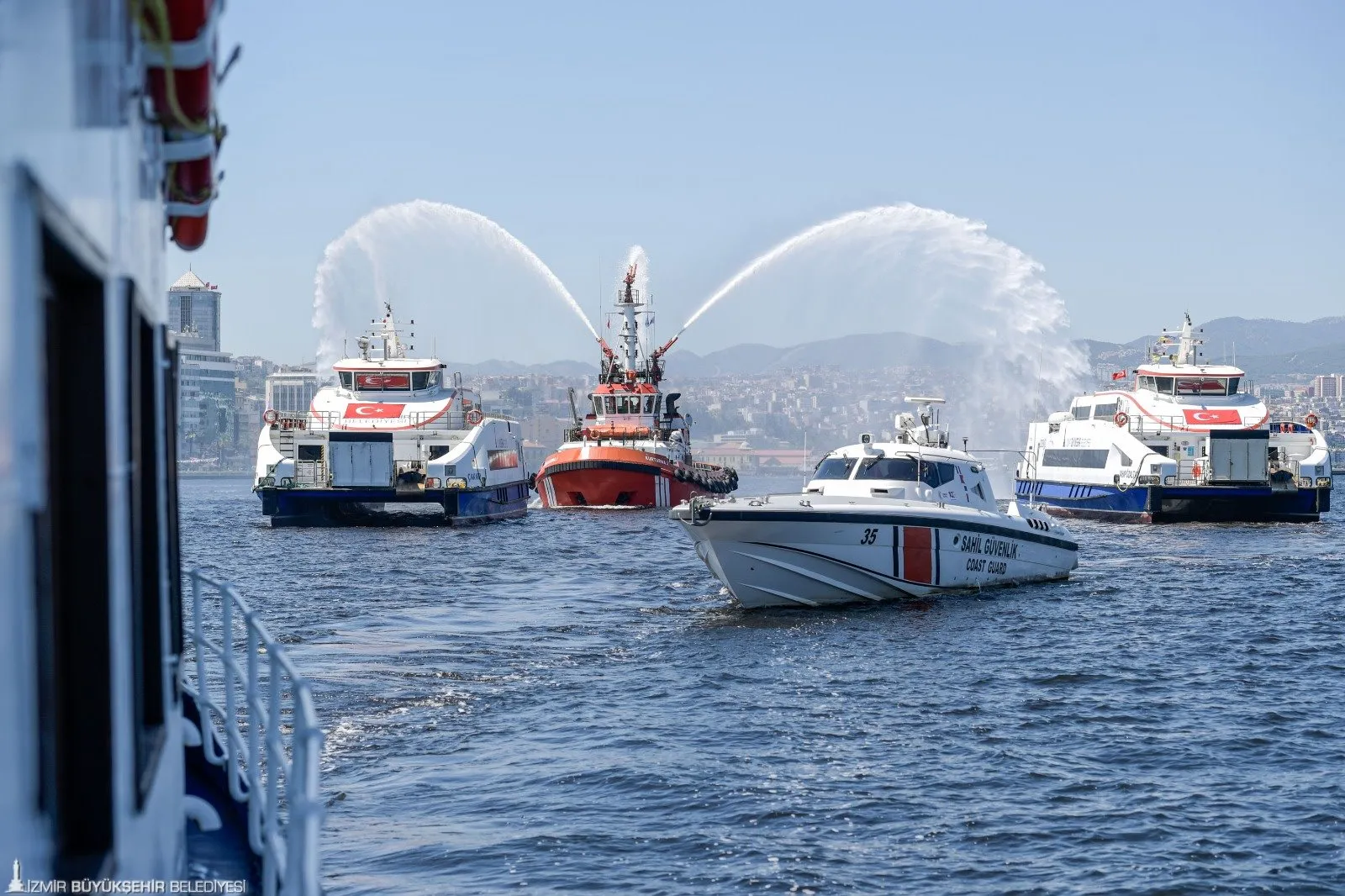 İzmir, 1 Temmuz Denizcilik ve Kabotaj Bayramı’nı görkemli etkinliklerle kutladı. Cumhuriyet Meydanı’nda başlayan törenler, İzmir Körfezi’nde devam etti.