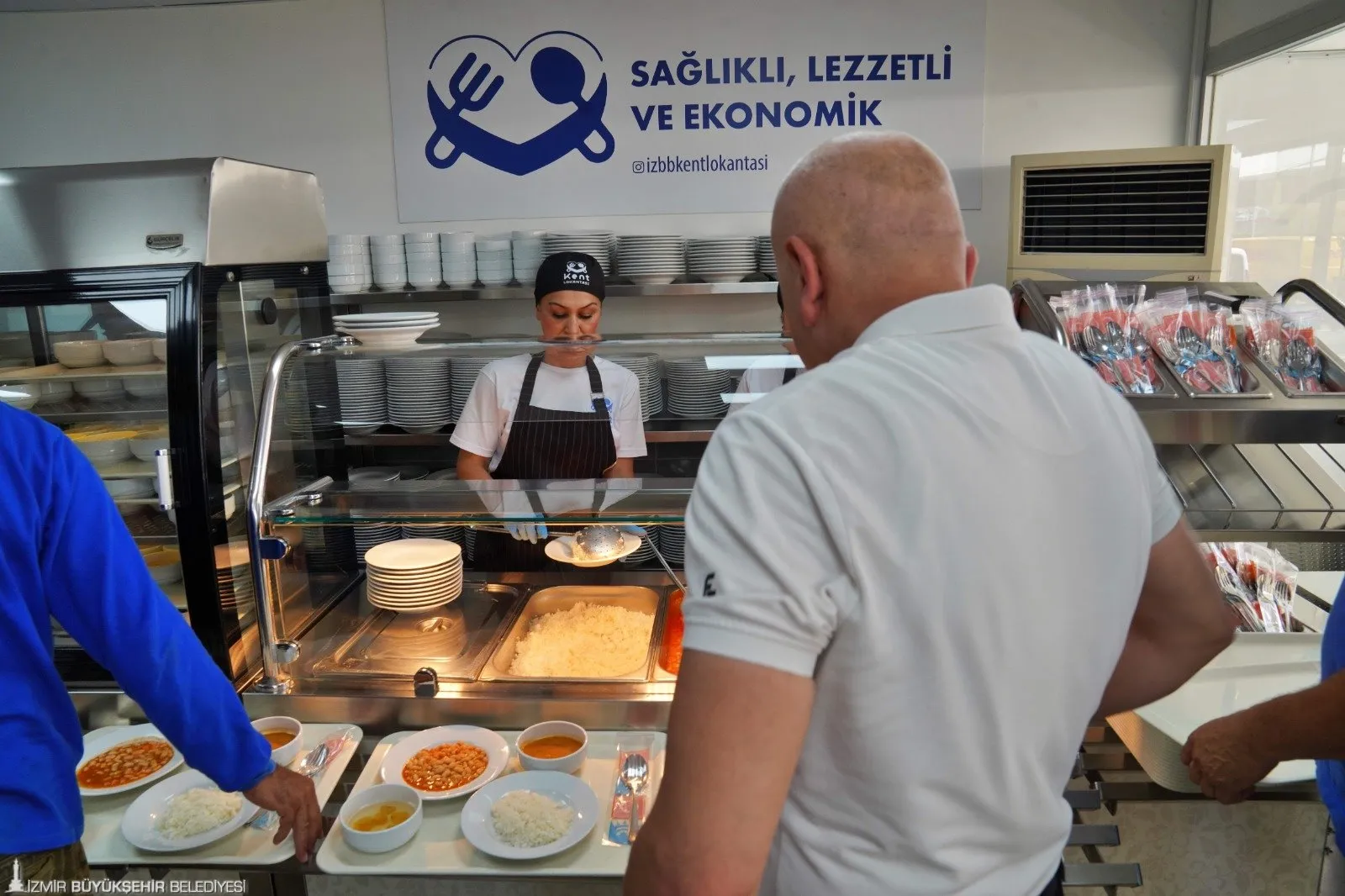 Ekonomik krizin gölgesinde vatandaşlara uygun fiyatlı ve doyurucu yemek imkanı sunan İzmir Büyükşehir Belediyesi'nin Kent Lokantaları'nın ikinci şubesi Çiğli Maltepe Mahallesi'nde açıldı.