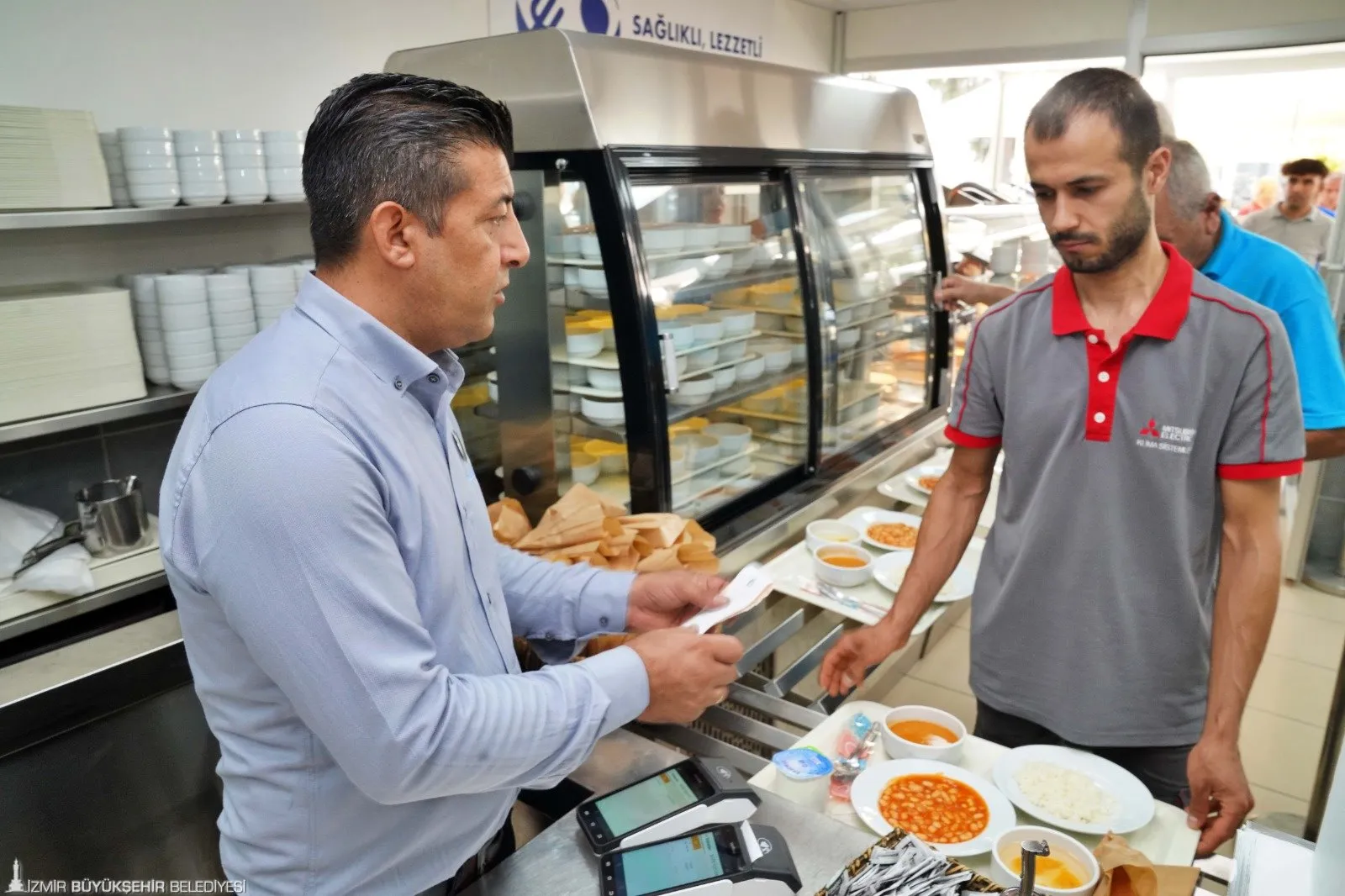 Ekonomik krizin gölgesinde vatandaşlara uygun fiyatlı ve doyurucu yemek imkanı sunan İzmir Büyükşehir Belediyesi'nin Kent Lokantaları'nın ikinci şubesi Çiğli Maltepe Mahallesi'nde açıldı.