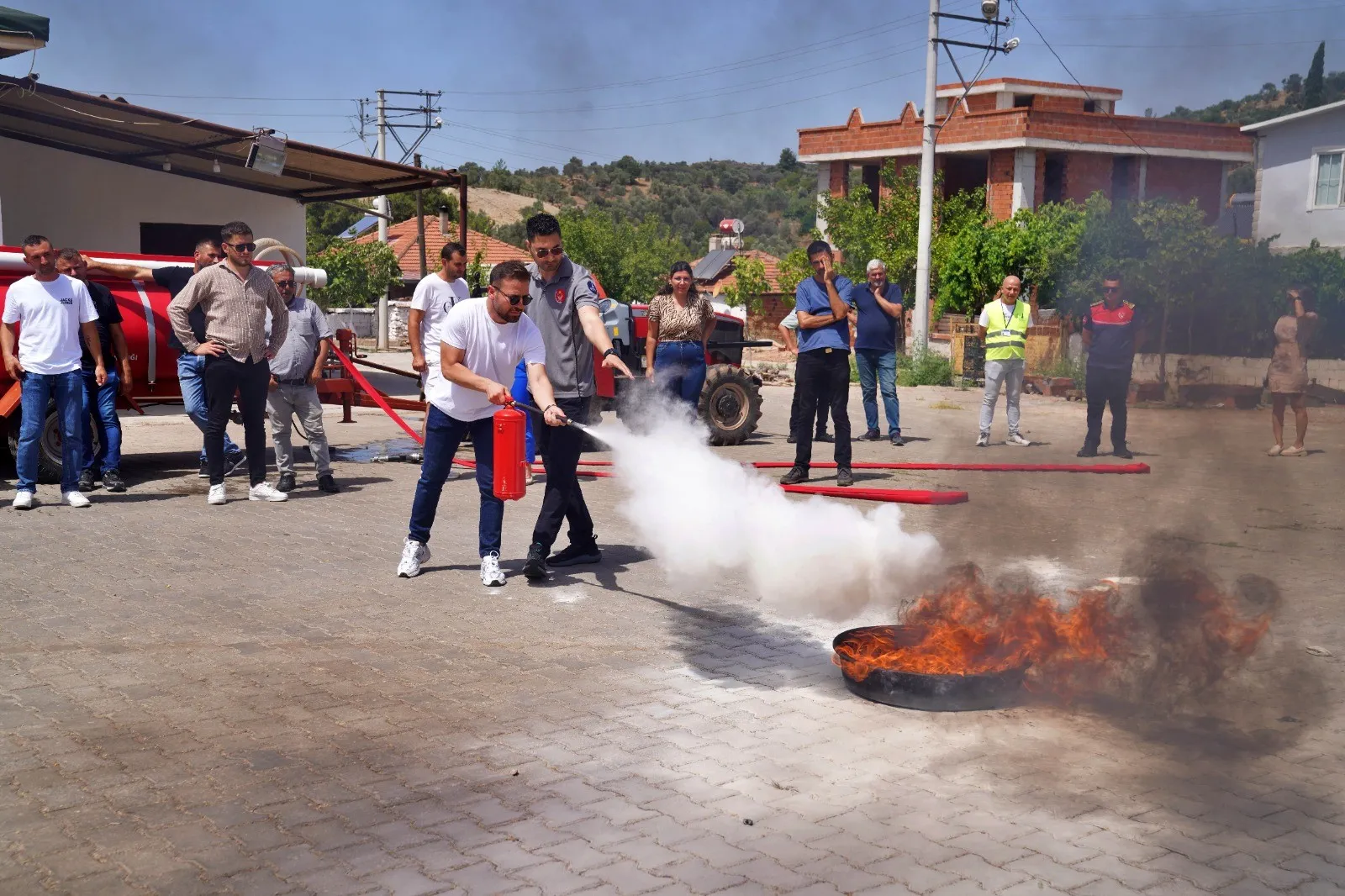 İzmir Büyükşehir Belediyesi, orman yangınlarıyla mücadelede önemli bir adım atarak muhtarlara ve vatandaşlara eğitim veriyor.