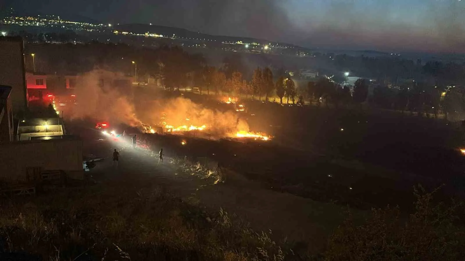 İzmir’de otluk alanda çıkan yangın evlere sıçramadan söndürüldü