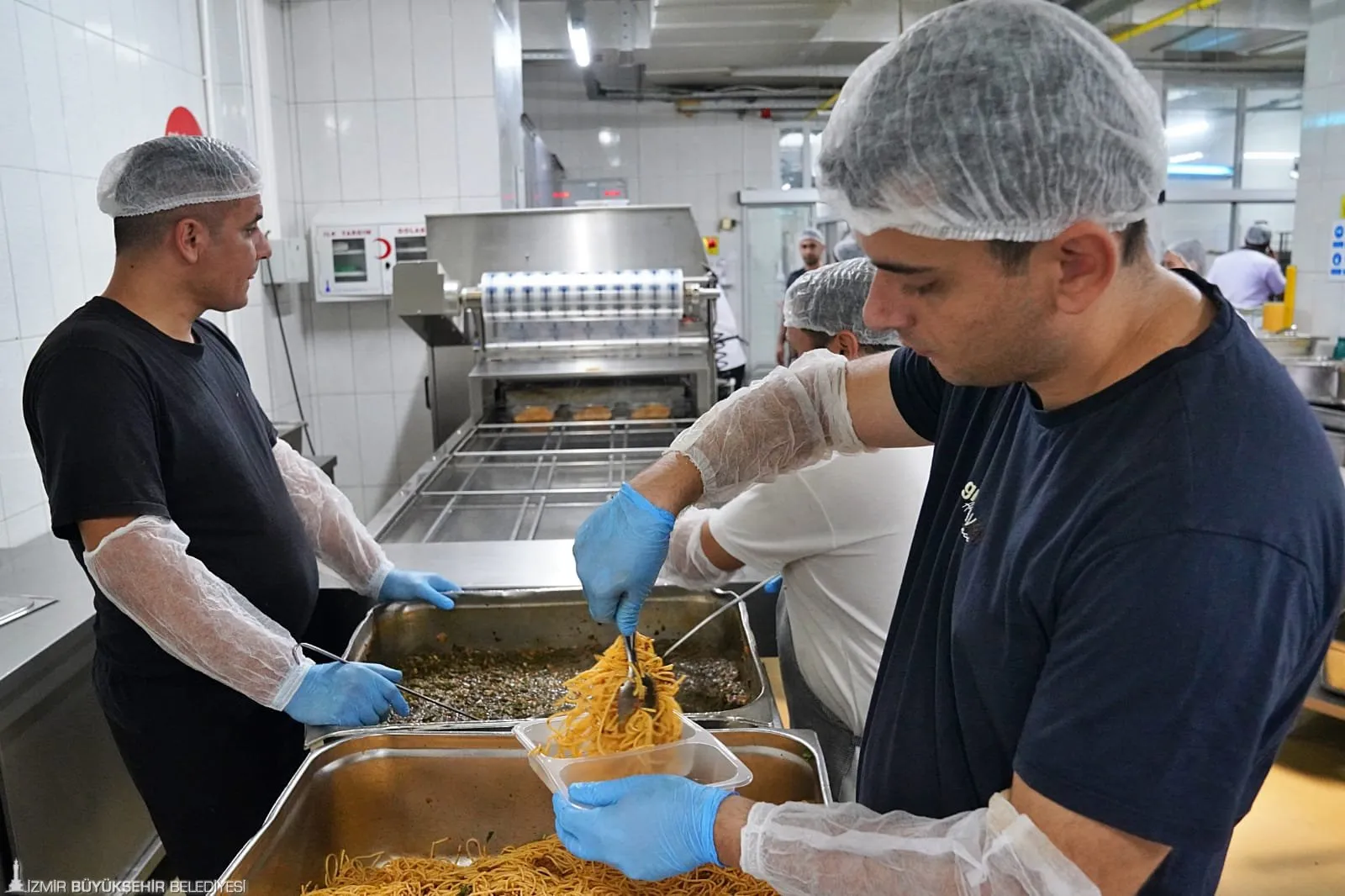 İzmir Büyükşehir Belediyesi, yalnız yaşayan ve yemek yapmakta zorlanan yaşlılar ile engelli bireylere umut oluyor. 