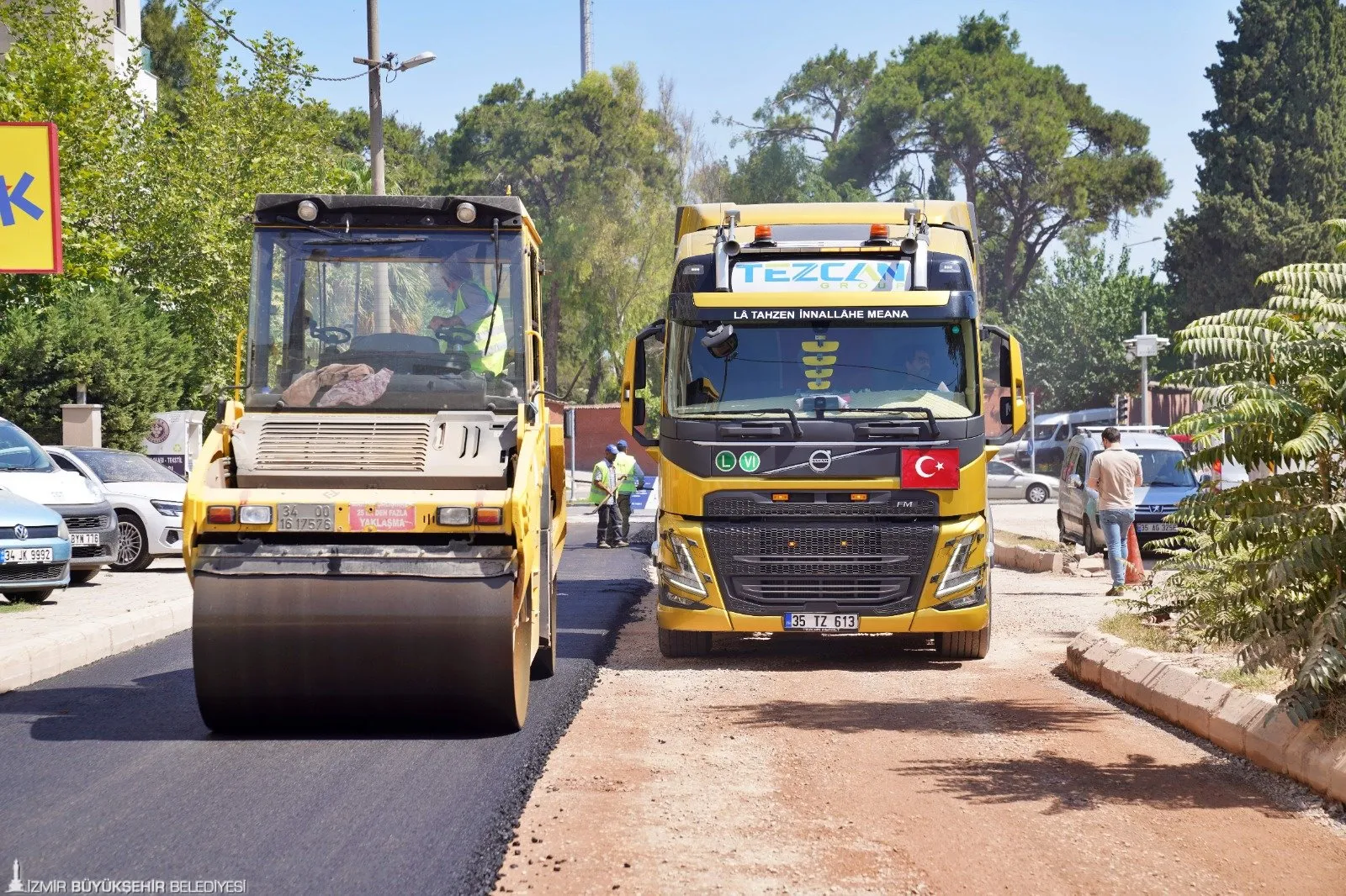 İzmir Büyükşehir Belediyesi, kent genelinde yürütülen altyapı çalışmaları sonrası yolların düzenlenmesi sürecini hızlandırmak için İZBETON ekiplerini devreye soktu. 