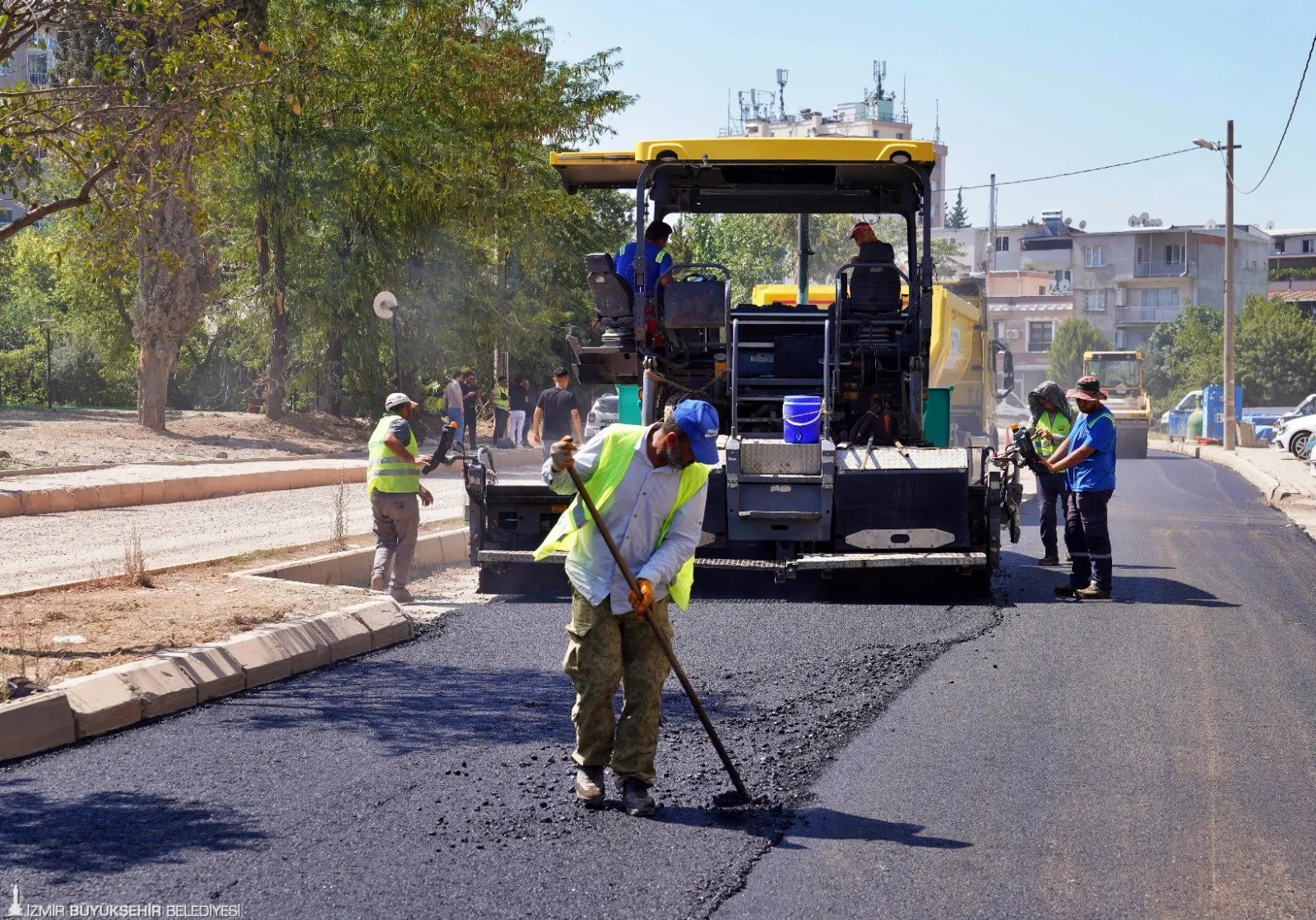 İzmir Büyükşehir Belediyesi, kent genelinde yürütülen altyapı çalışmaları sonrası yolların düzenlenmesi sürecini hızlandırmak için İZBETON ekiplerini devreye soktu. 