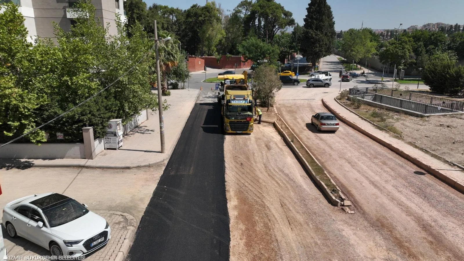 İzmir Büyükşehir Belediyesi, kent genelinde yürütülen altyapı çalışmaları sonrası yolların düzenlenmesi sürecini hızlandırmak için İZBETON ekiplerini devreye soktu. 