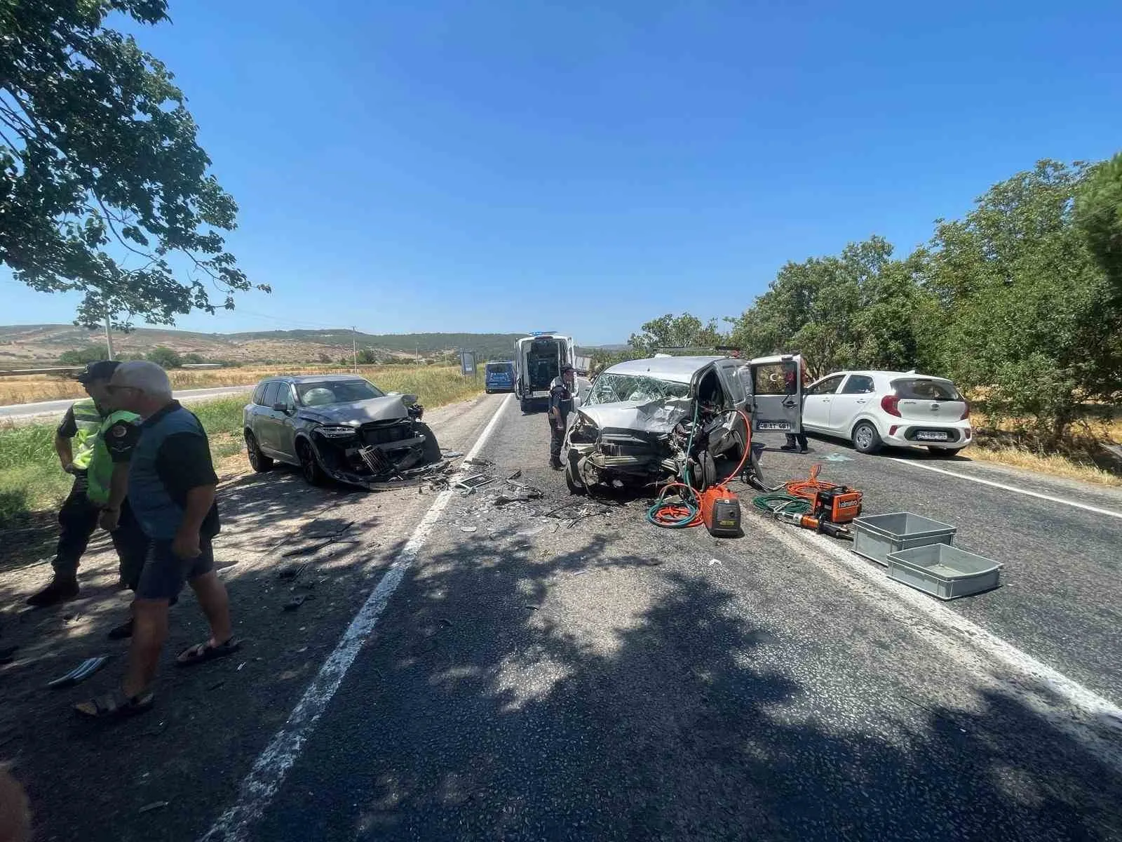 İzmir’deki kazada ağır yaralanan sürücü hayatını kaybetti