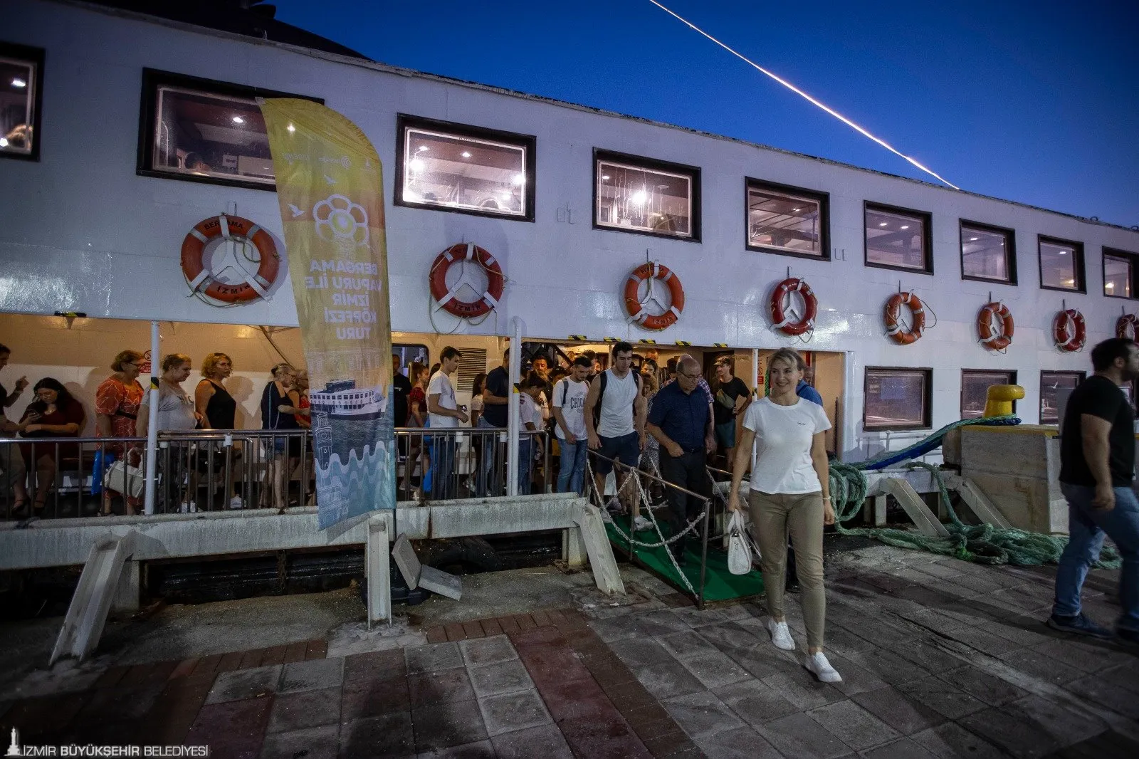 İzmir'in gizemli dünyasına denizden bir yolculuk yapmak ister misiniz? Bergama Vapuru ile Kemeraltı'ndan Gediz Deltası'na kadar birçok tarihi ve doğal güzelliği keşfedin.