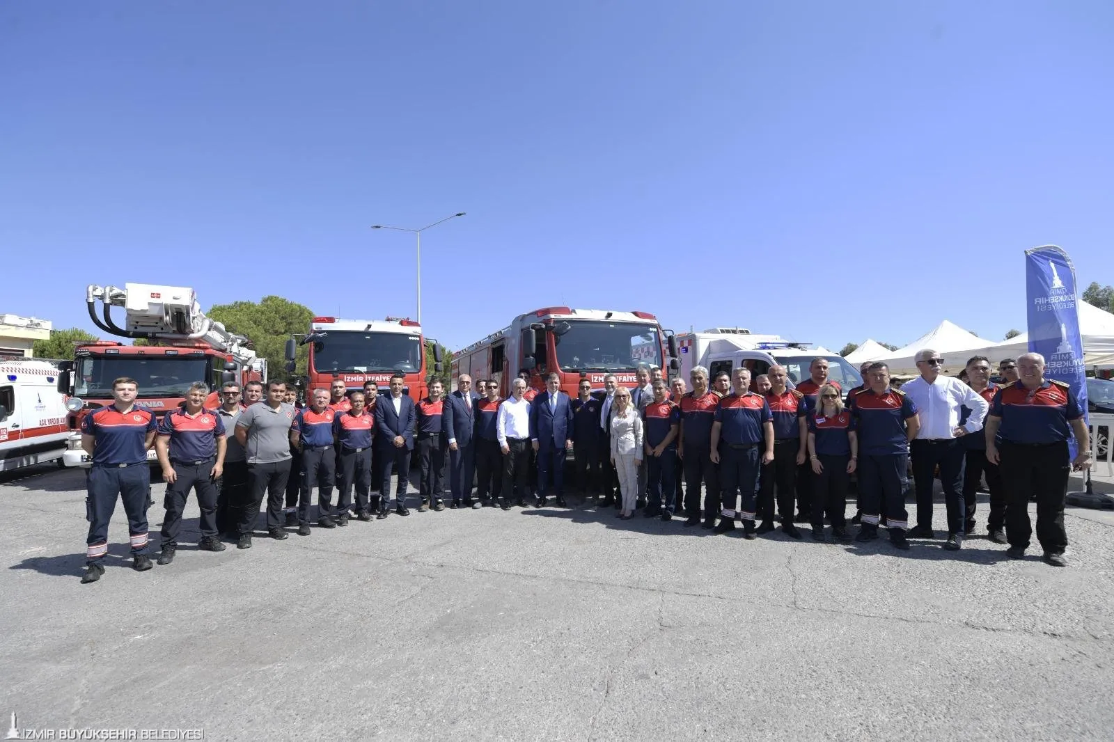 Yangınlara ve acil durumlara hızlı müdahale için İzmir Büyükşehir Belediyesi ve İAOSB iş birliğiyle hayata geçirilen İtfaiye Hizmet Binası'nın temel atma töreni gerçekleşti.