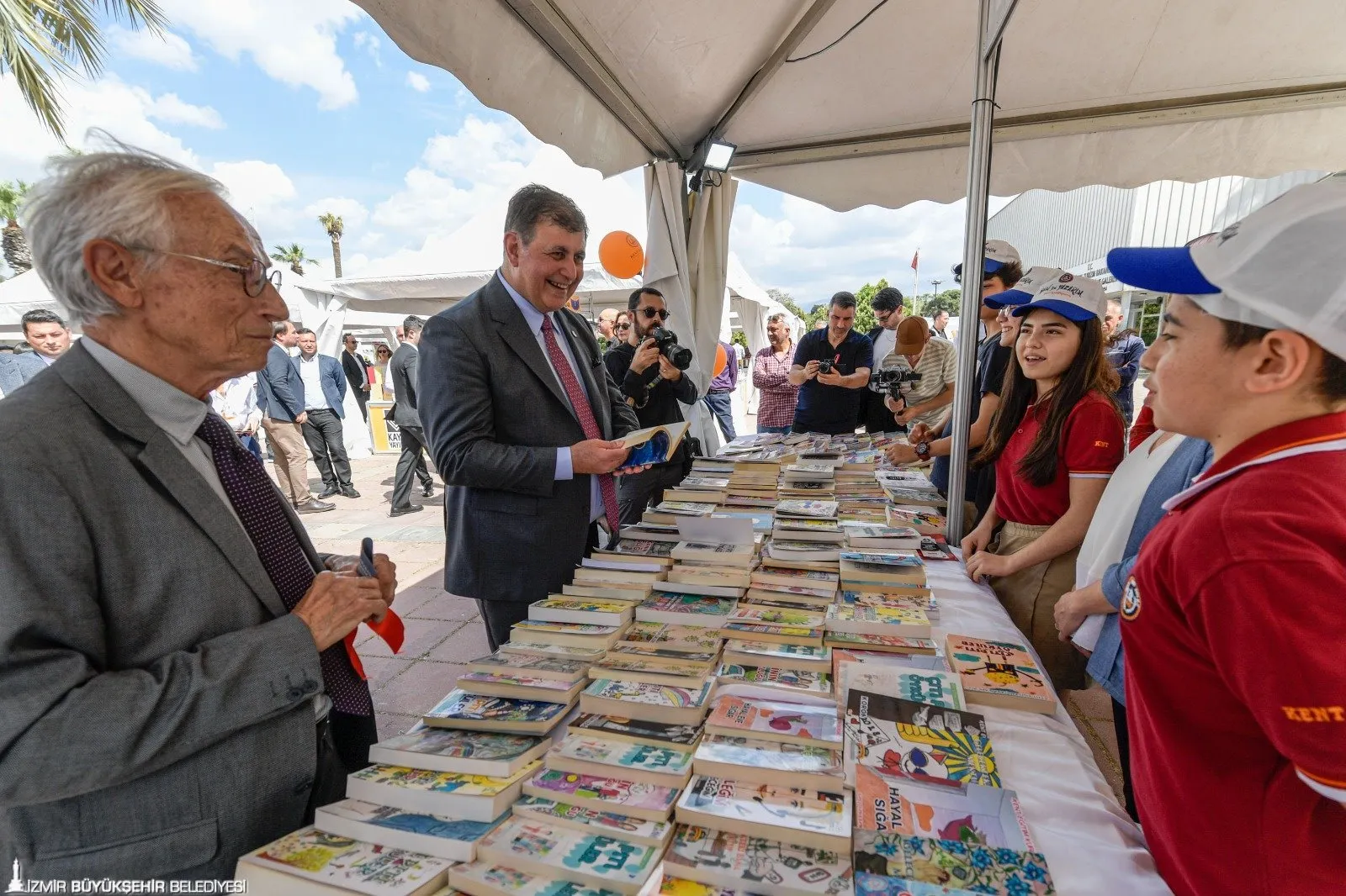 İzmir fuarları ile rekorlar kırılıyor! İlk 5 ayda 10 milyar dolar ihracat gerçekleşti. İzmir'de yılın ikinci yarısında da fuarlar ve etkinlikler devam ediyor.