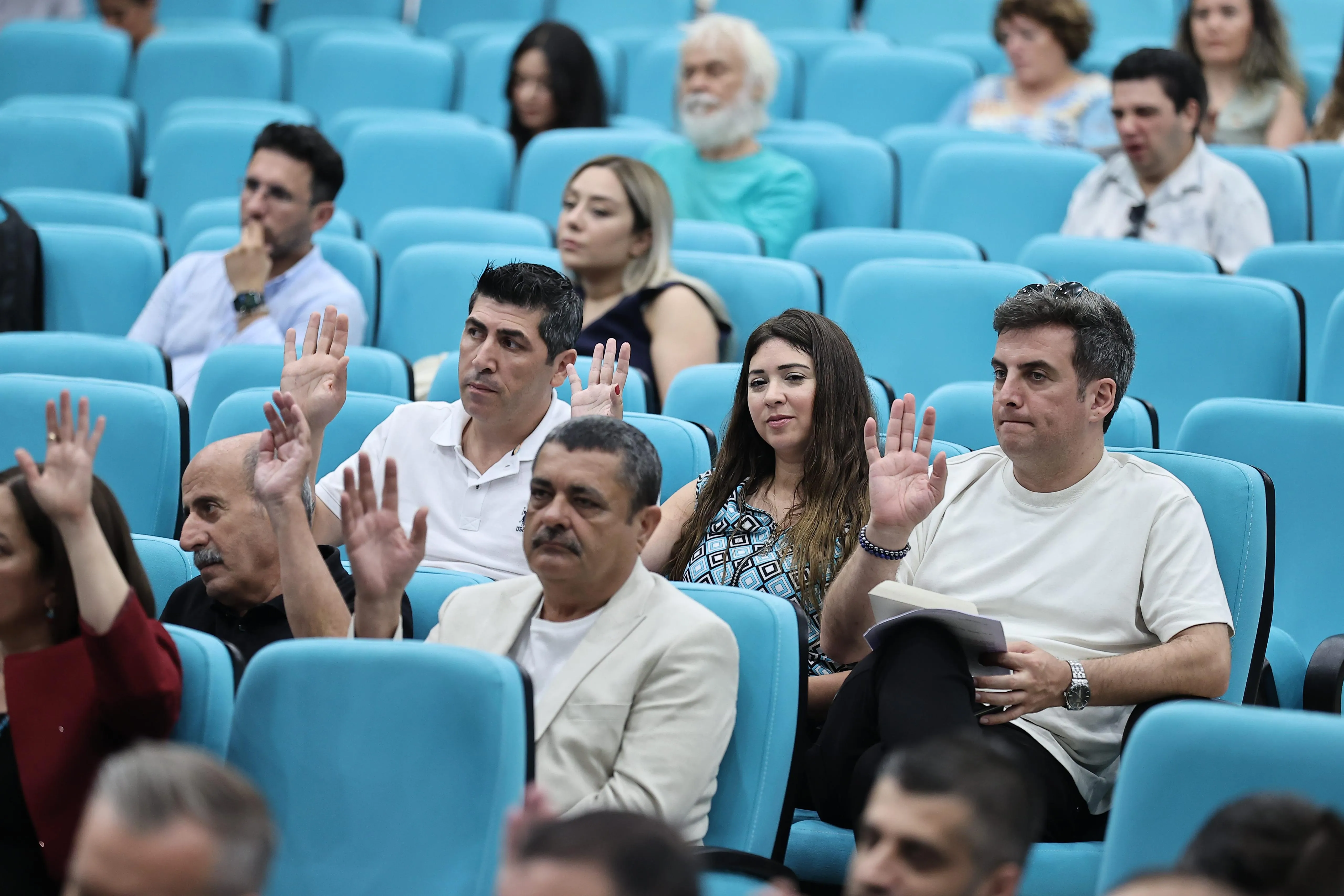 Konak Belediye Meclisi'nde önemli kararlar alındı. Gültepe, Gürçeşme ve Beştepeler bölgelerinde doğalgaz çalışmaları başlıyor. 