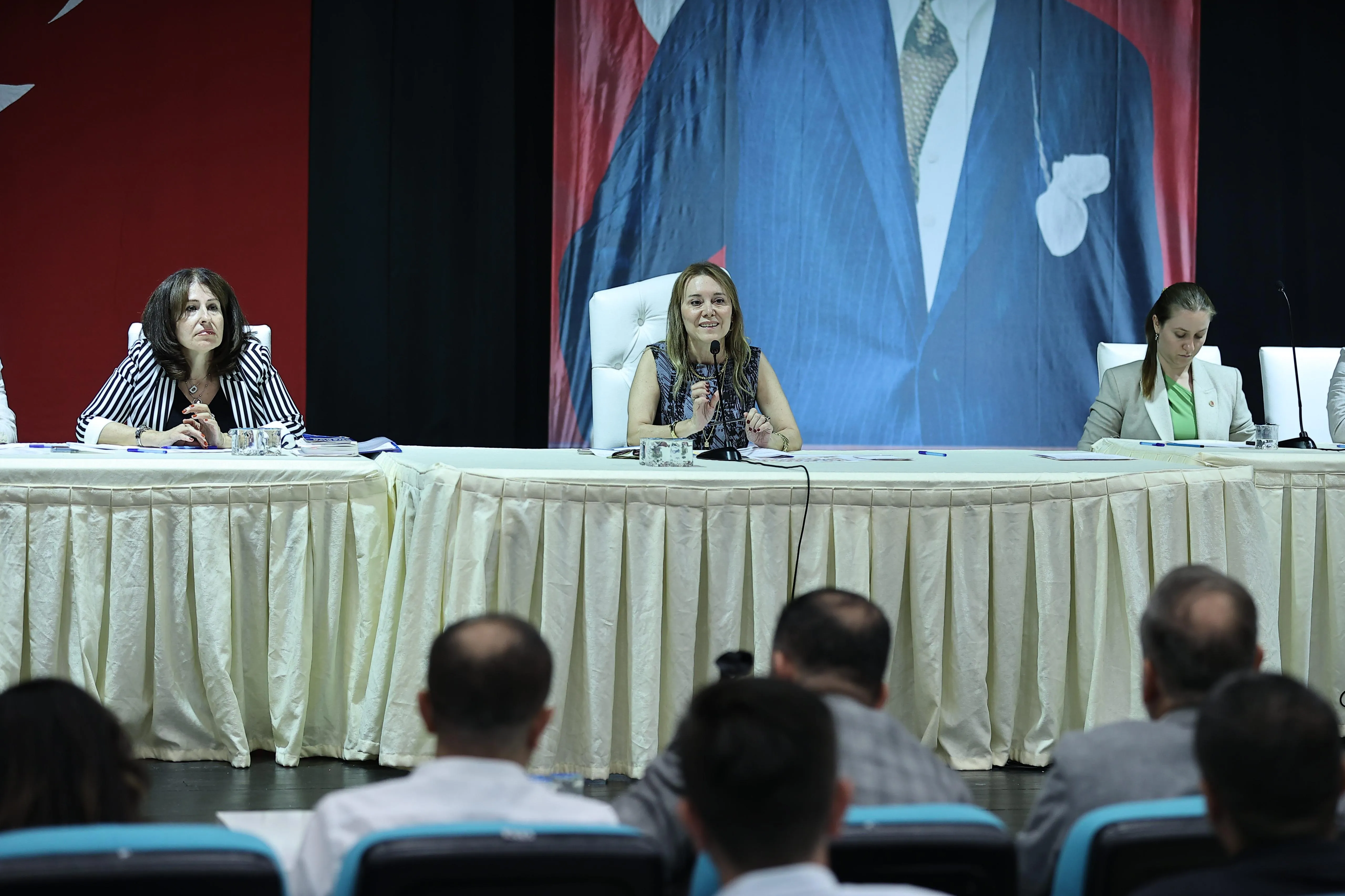 Konak Belediye Meclisi'nde önemli kararlar alındı. Gültepe, Gürçeşme ve Beştepeler bölgelerinde doğalgaz çalışmaları başlıyor. 