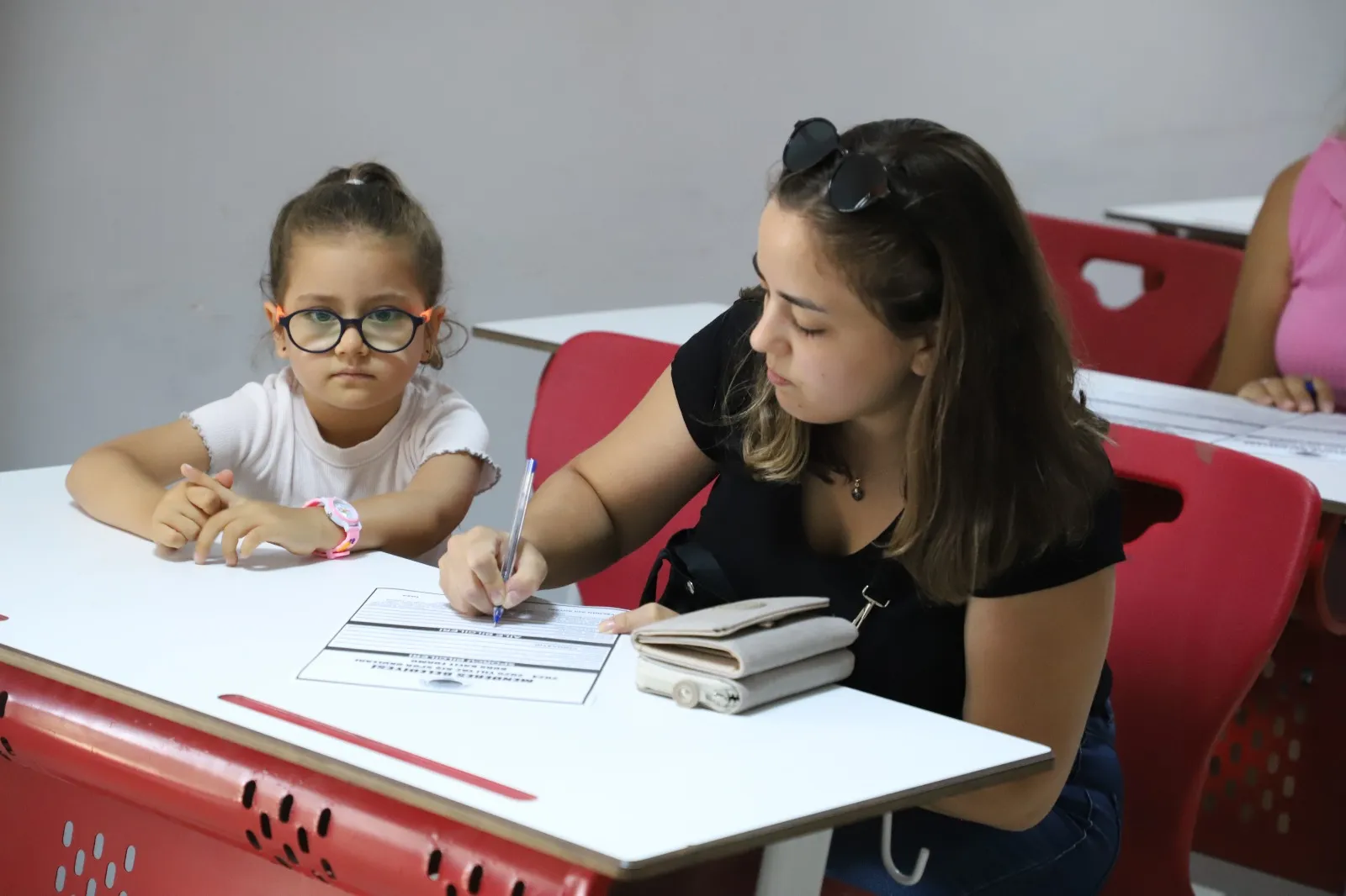 Menderes Belediyesi'nin çocuklar için düzenlediği spor ve halk dansları kurslarına yoğun ilgi gösteriliyor.