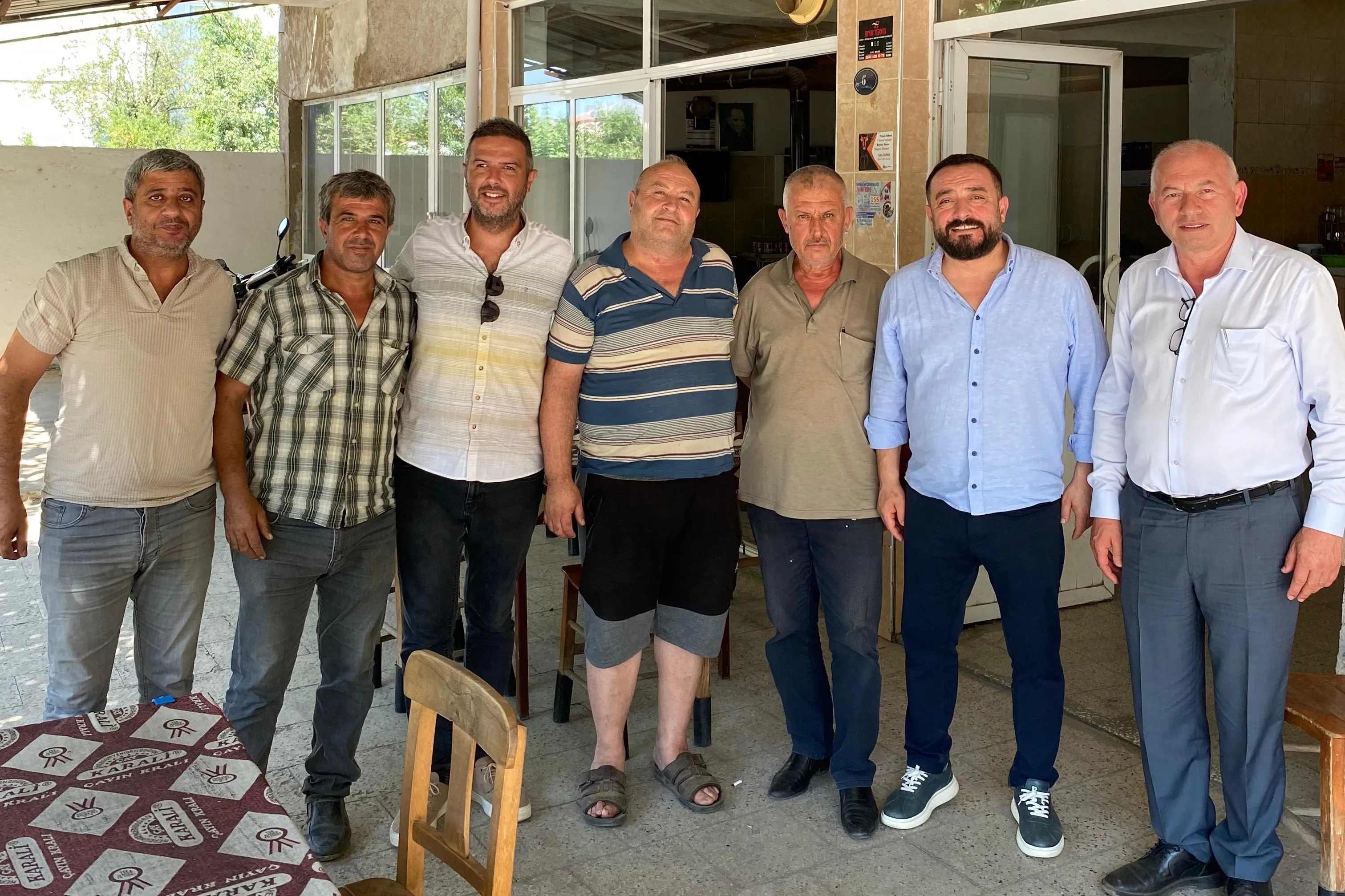 Türkmen Mahallesi'nde bozuk yollar onarılıyor, Barbaros Caddesi'nde kilit parke taş çalışmaları devam ediyor.