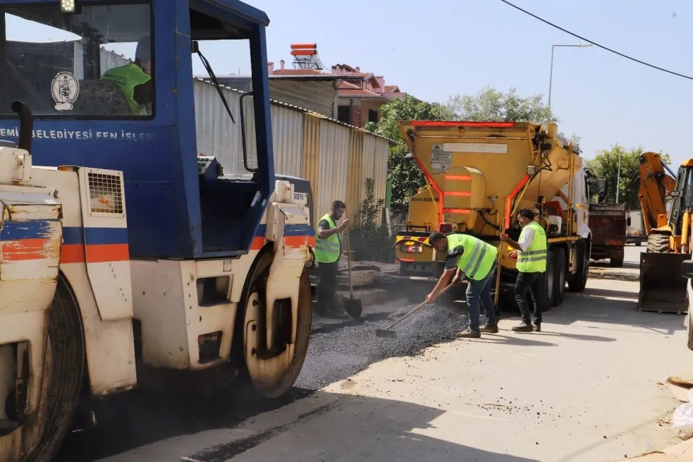 Türkmen Mahallesi'nde bozuk yollar onarılıyor, Barbaros Caddesi'nde kilit parke taş çalışmaları devam ediyor.