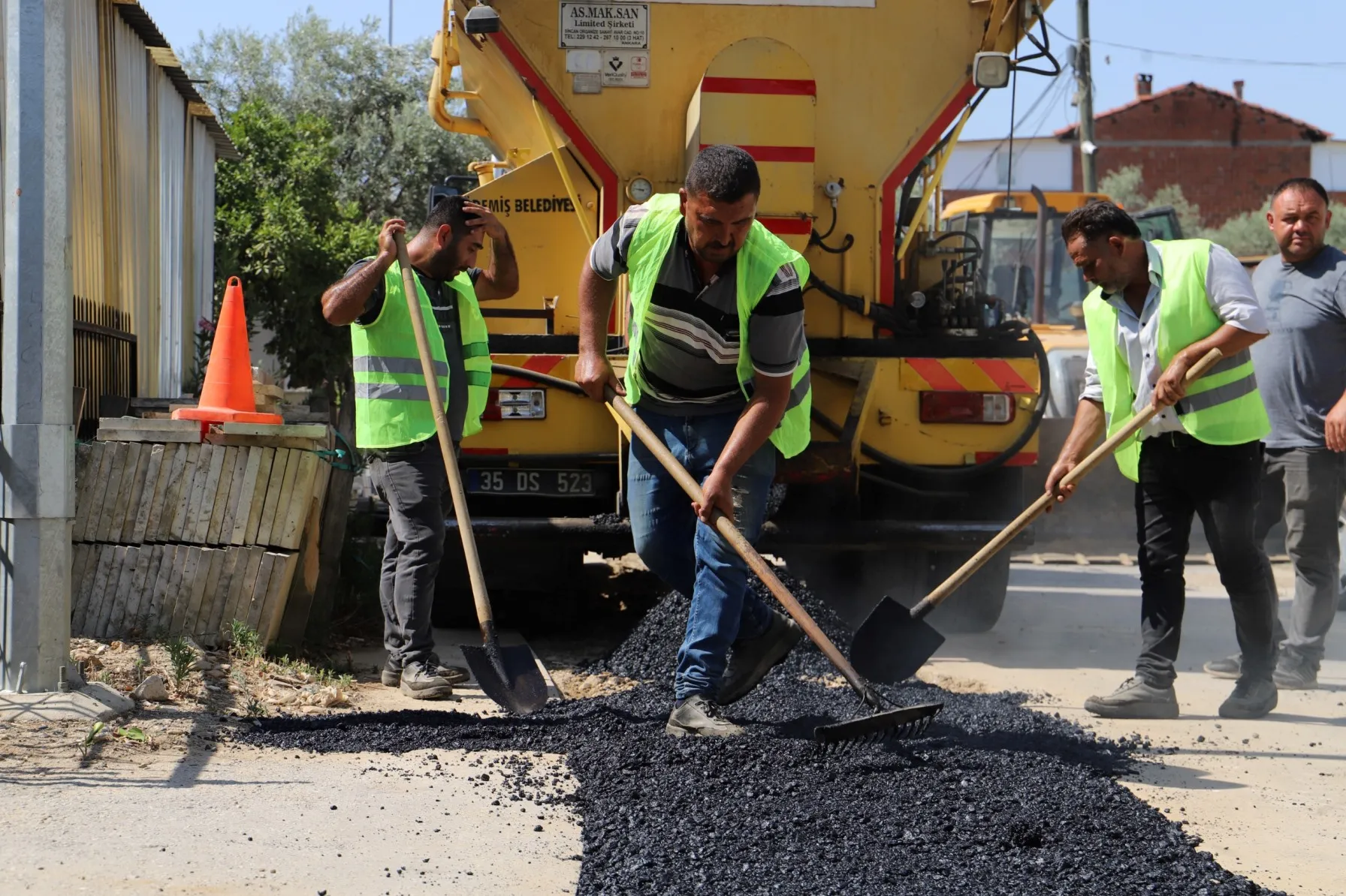 Türkmen Mahallesi'nde bozuk yollar onarılıyor, Barbaros Caddesi'nde kilit parke taş çalışmaları devam ediyor.