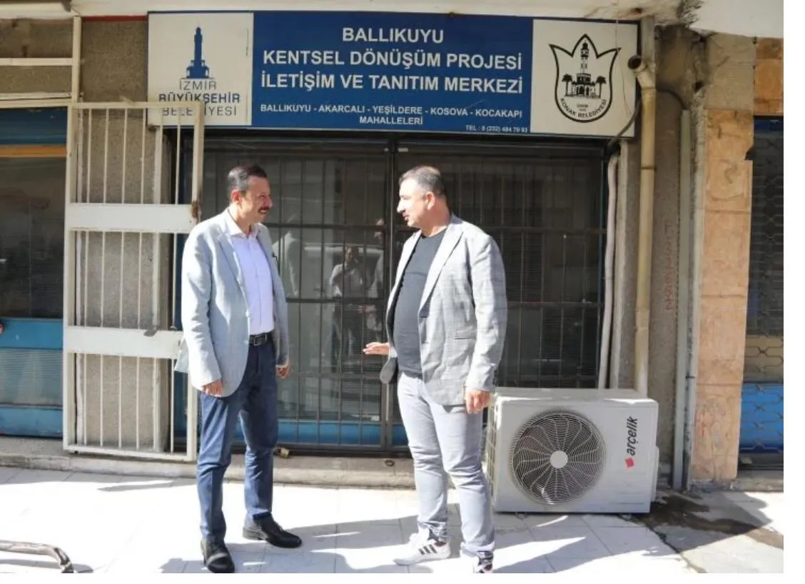 Deprem riski altında yaşayan Ballıkuyu sakinleri, 12 yıllık sözlere rağmen hala güvenli konutlara kavuşamadı. AK Parti'nin sert eleştirileri, İzmir Büyükşehir Belediyesi'ni zor durumda bıraktı.