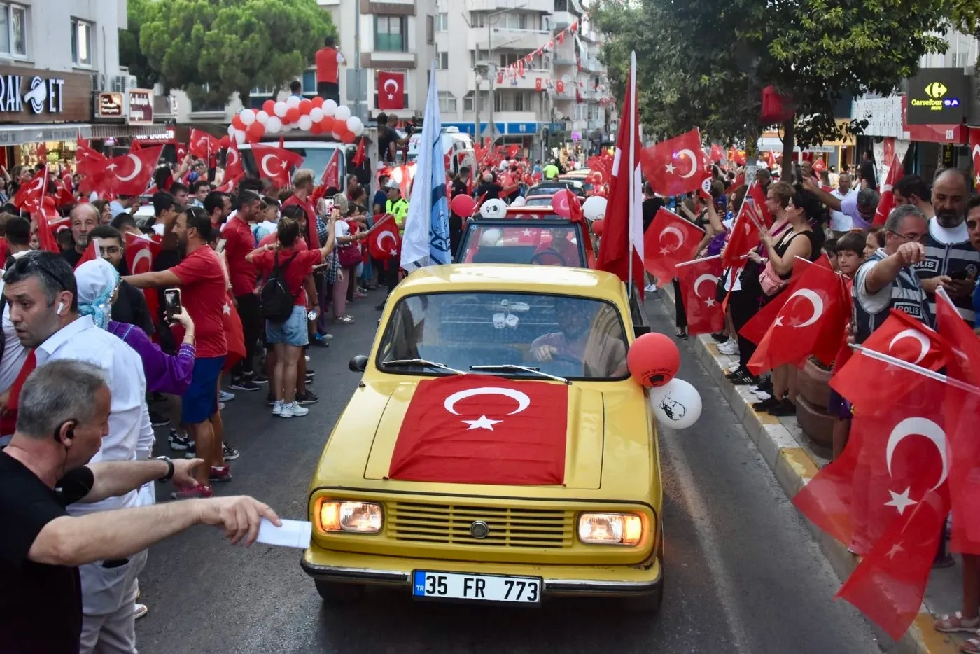 Balçova, Büyük Taarruz'un 102. yıl dönümünde düzenlenen etkinliklerle coştu. Zafer korteji, konferans ve konserle kutlanan günde, vatandaşlar büyük bir katılım gösterdi.