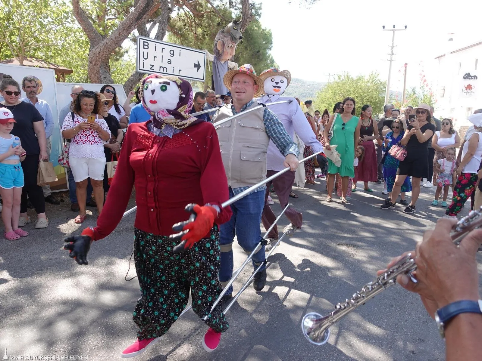 İzmir Urla'nın geleneksel ve kültürel zenginliklerini yaşatan Barbaros Oyuk Festivali, bu yıl da büyük ilgi gördü. 