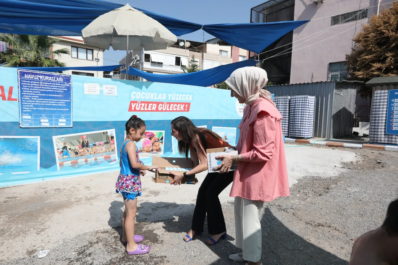 Bayraklı Belediyesi, sosyal sorumluluk projeleri kapsamında hayatlarında ilk kez havuza girecek 20 çocuğa unutulmaz bir deneyim yaşattı.