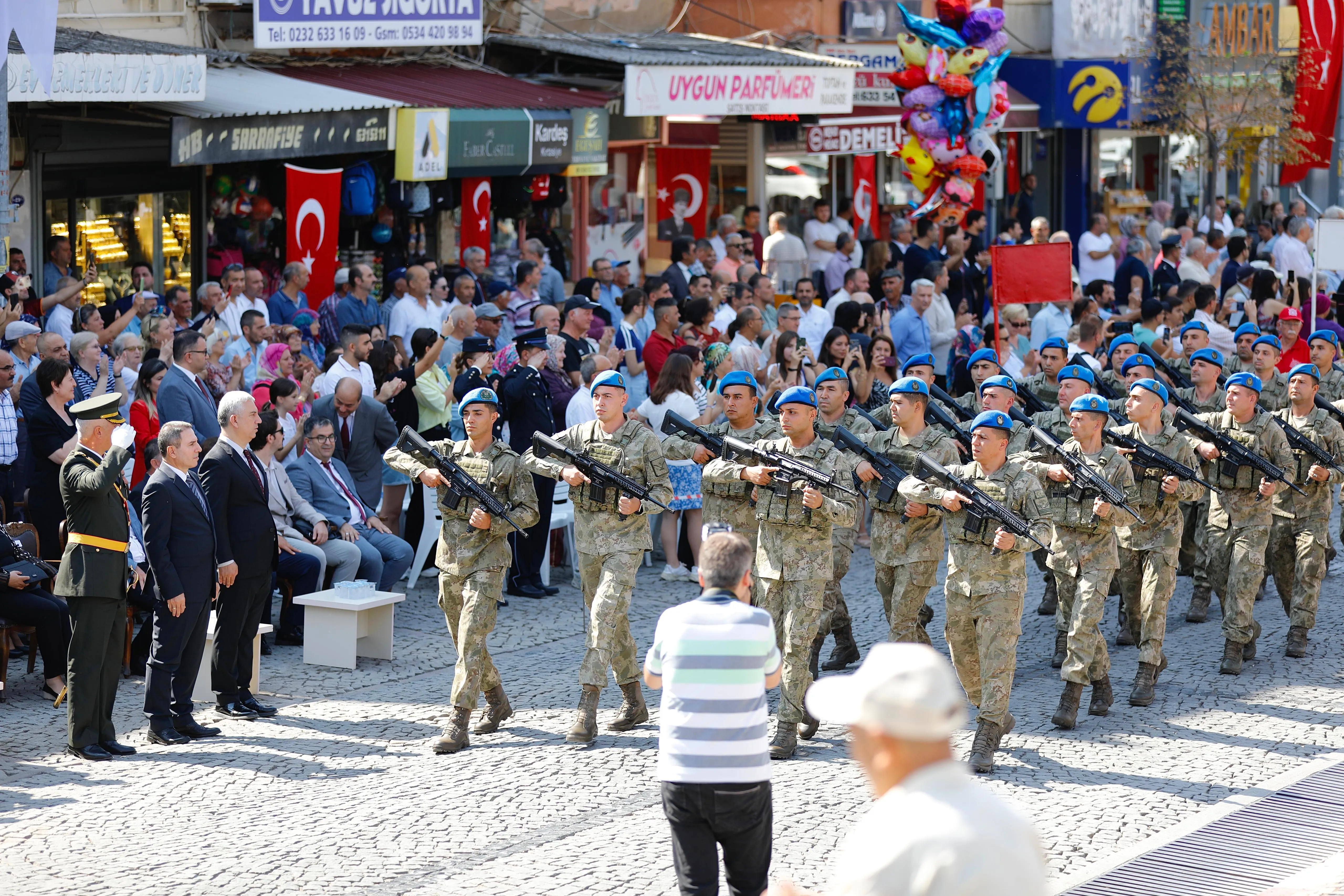 Bergama'da düzenlenen 30 Ağustos Zafer Bayramı kutlamalarıyla, Büyük Taarruz'un 102. yılı coşkuyla anıldı. Şehitlik ziyaretleri, törenler ve 200 metrelik bayrak yürüyüşüyle unutulmaz bir gün yaşandı.