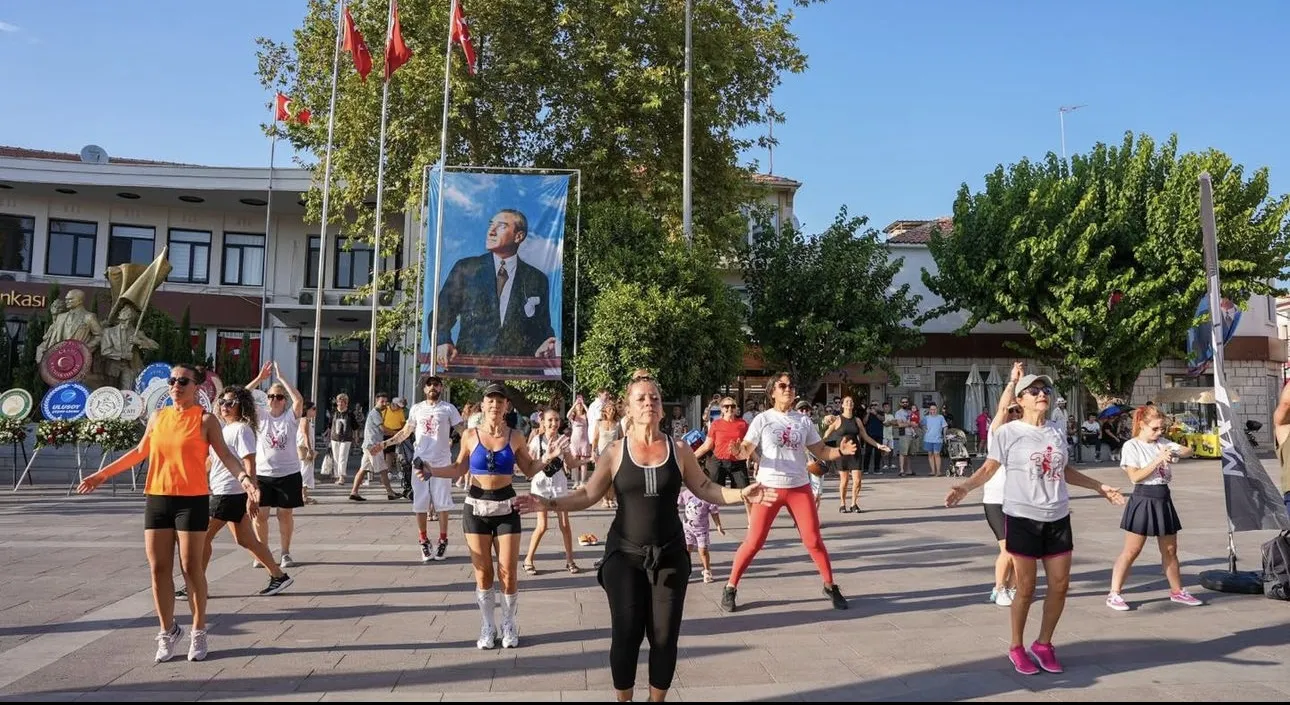 Çeşme'de 30 Ağustos Zaferi büyük bir coşkuyla kutlandı. Cumhuriyet Meydanı'nda düzenlenen tören ve etkinliklerle zafer coşkusu yaşandı.