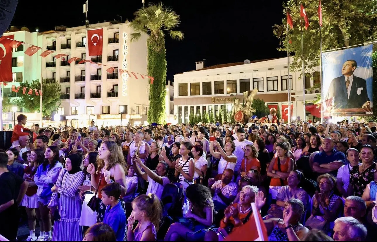 Çeşme'de 30 Ağustos Zaferi büyük bir coşkuyla kutlandı. Cumhuriyet Meydanı'nda düzenlenen tören ve etkinliklerle zafer coşkusu yaşandı.