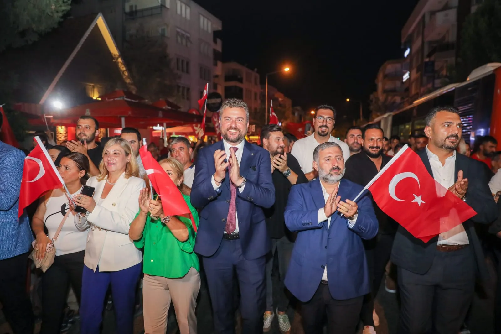 Buca, 30 Ağustos Zafer Bayramı'nı görkemli bir kutlama ile karşıladı. Zafer Korteji, konserler ve Belediye Başkanı Görkem Duman'ın konuşmasıyla coşku doruktaydı.