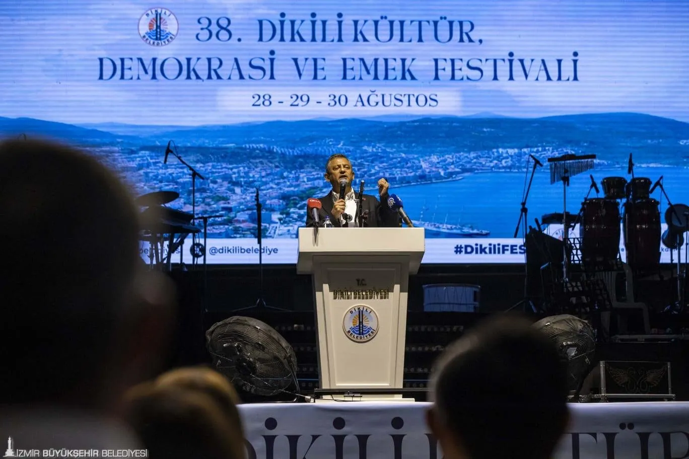 İzmir'in Dikili ilçesinde düzenlenen 38. Dikili Kültür, Demokrasi ve Emek Festivali, CHP Genel Başkanı Özgür Özel'in katılımıyla başladı.