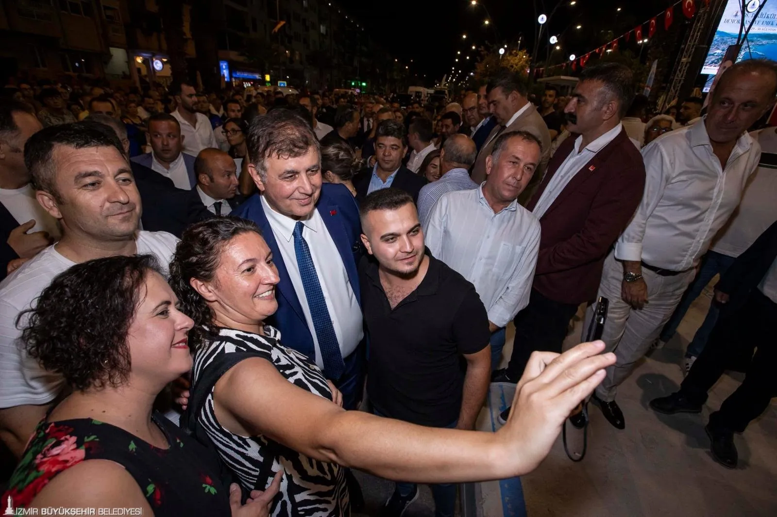 İzmir'in Dikili ilçesinde düzenlenen 38. Dikili Kültür, Demokrasi ve Emek Festivali, CHP Genel Başkanı Özgür Özel'in katılımıyla başladı.