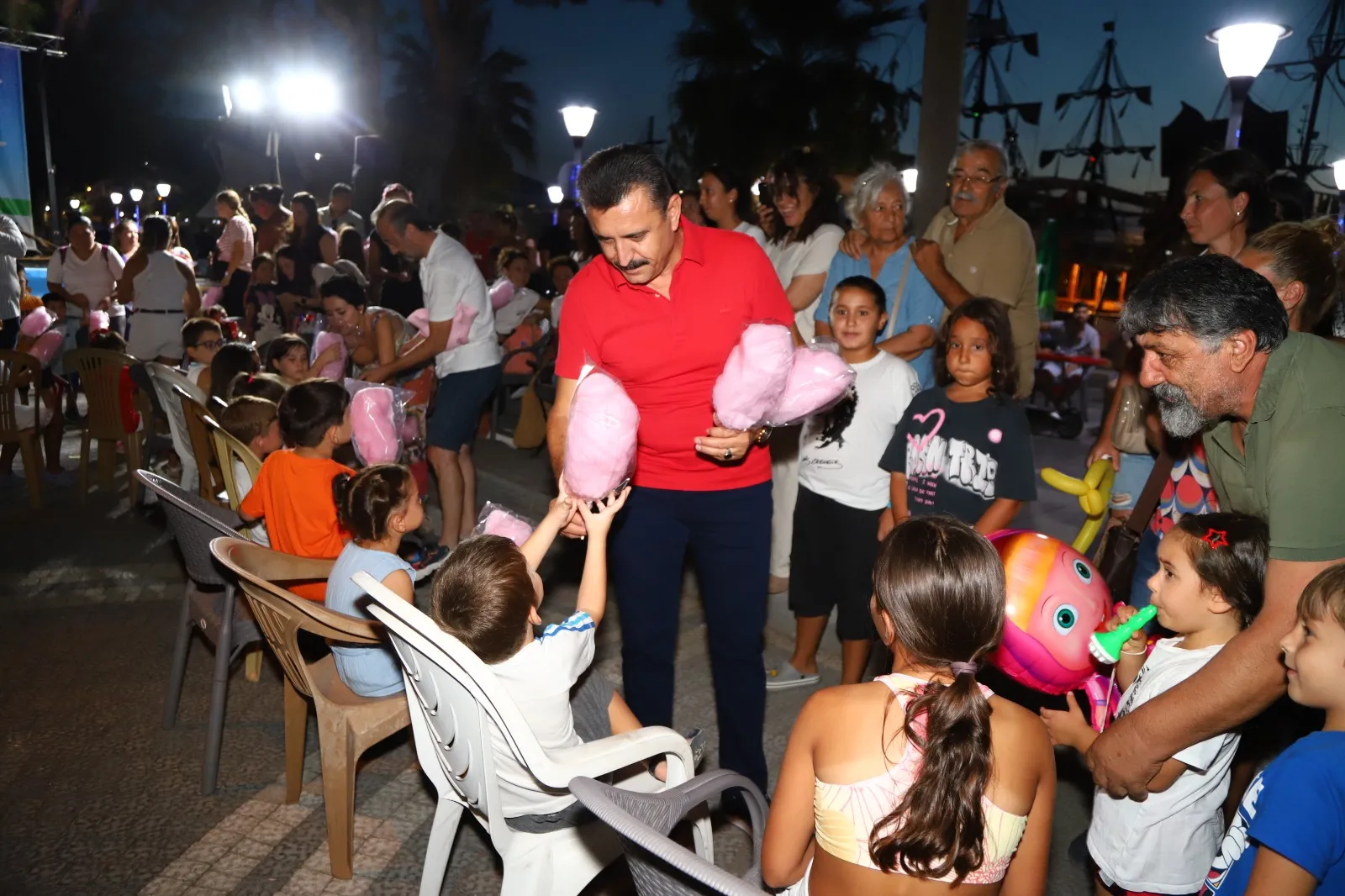 İzmir'in Dikili ilçesi, 3 gün süren kapsamlı bir festivalle 30 Ağustos Zafer Bayramı'nı coşkuyla kutladı. 